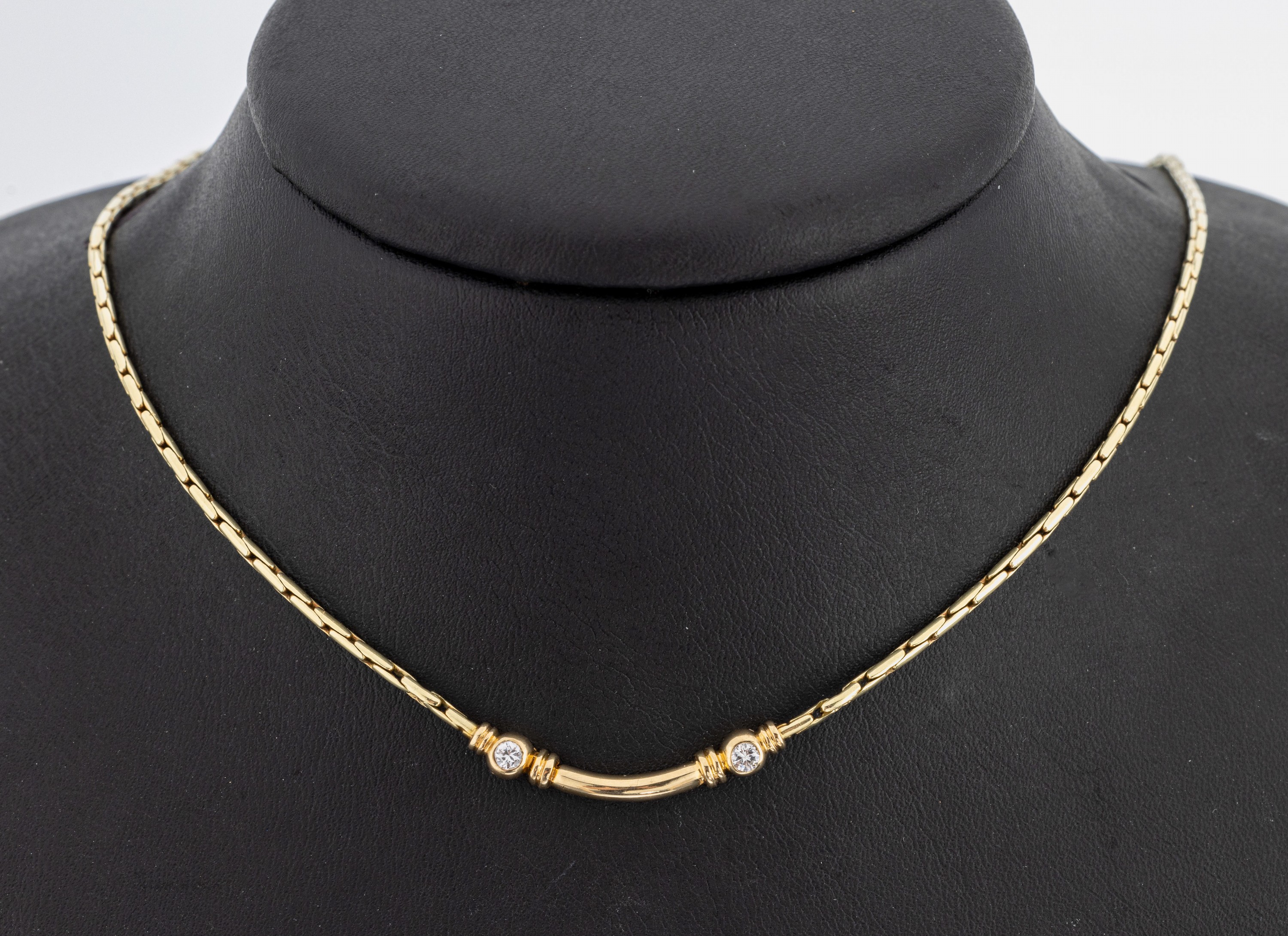 14 kt Gold Brillant-Collier, GG 585/000, längliches Mittelteil, 2 Brillanten zus. ca. 0.18 ct Weiß/si, L. ca. 43 cm, Karabinerschließe, ca. 12.4 g