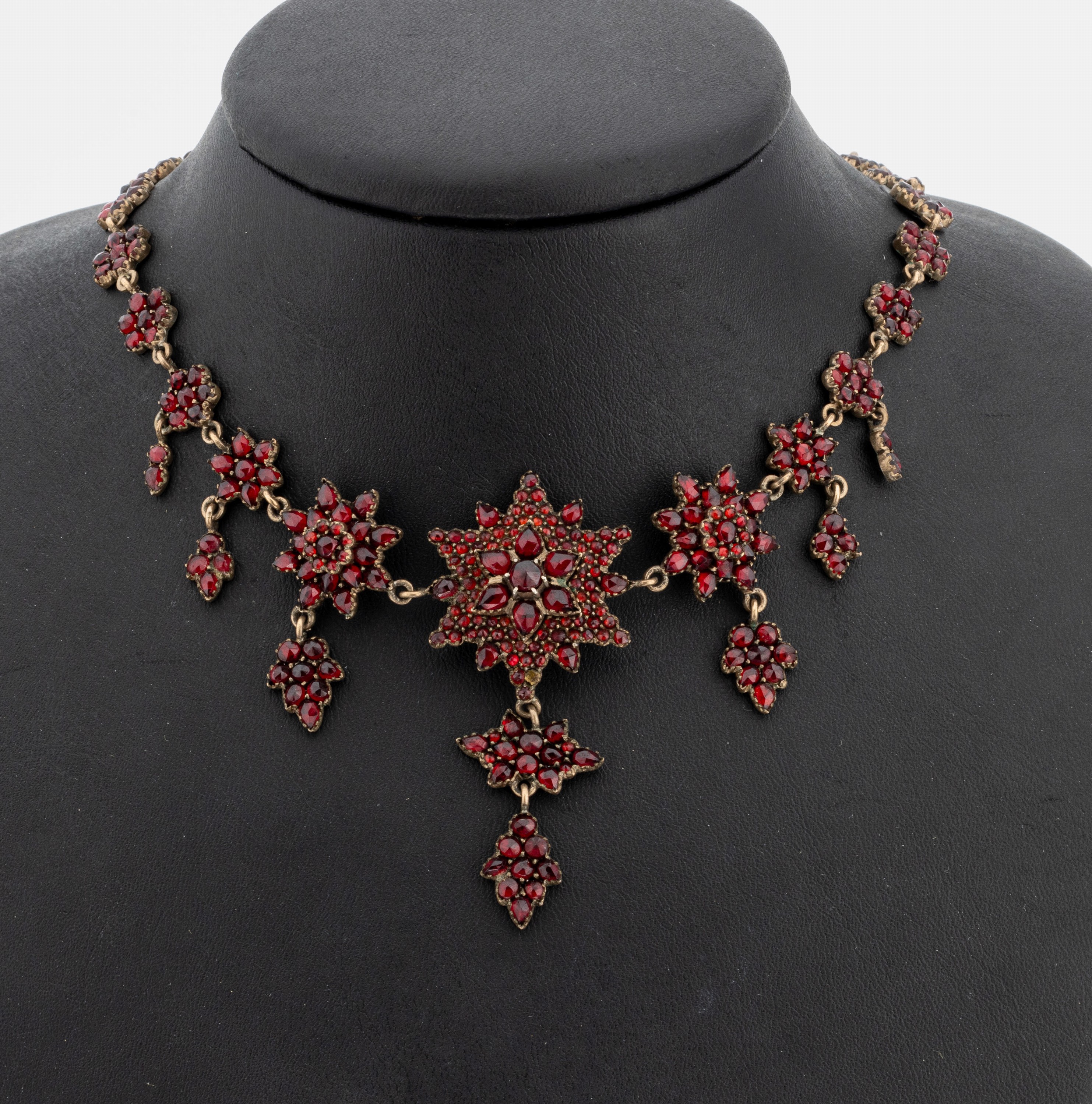 Granat-Collier, um 1880, Tombak, blütenf. Glieder, reicher Besatz mit facett. Granaten in versch. Formen und Größen, 1 Stein fehlt, nicht ...