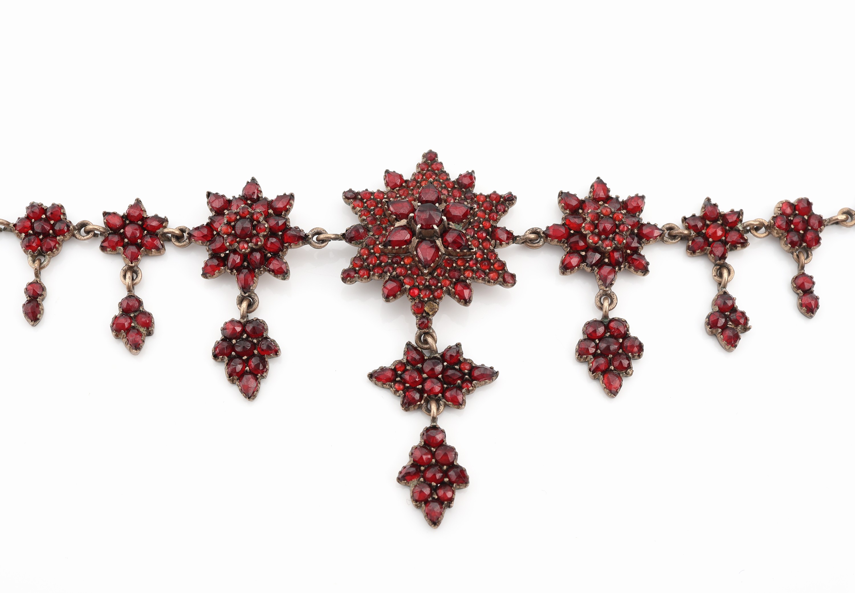 Detail b: Granat-Collier, um 1880, Tombak, blütenf. Glieder, reicher Besatz mit facett. Granaten in versch. Formen und Größen, 1 Stein fehlt, nicht ...