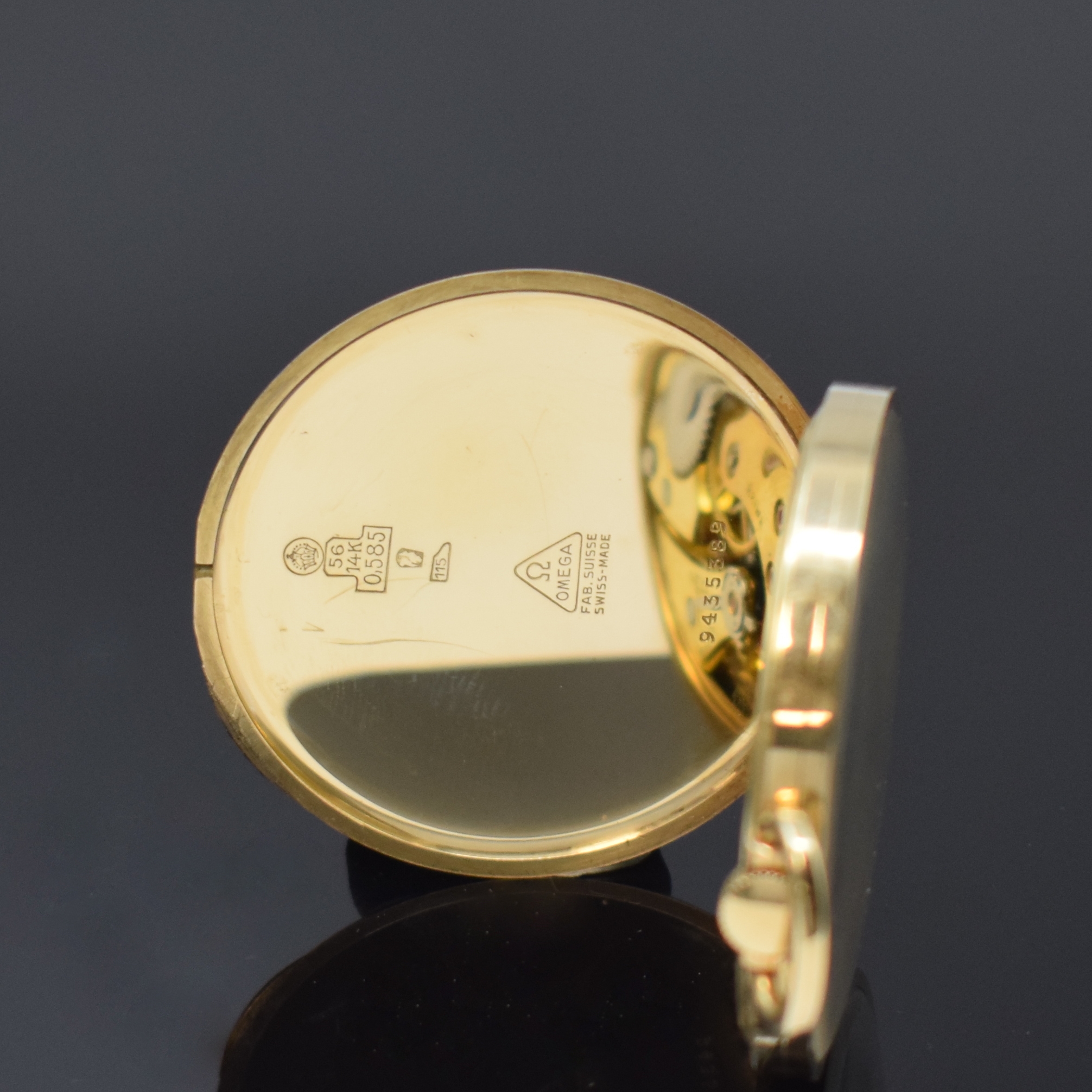 Detail b: OMEGA wunderschöne Art-Deco Frackuhr in GG 585/000, Schweiz um 1940, streifen-guill. Geh., geometrisch dekoriert, orig. Bügel u. Krone, gold. ...