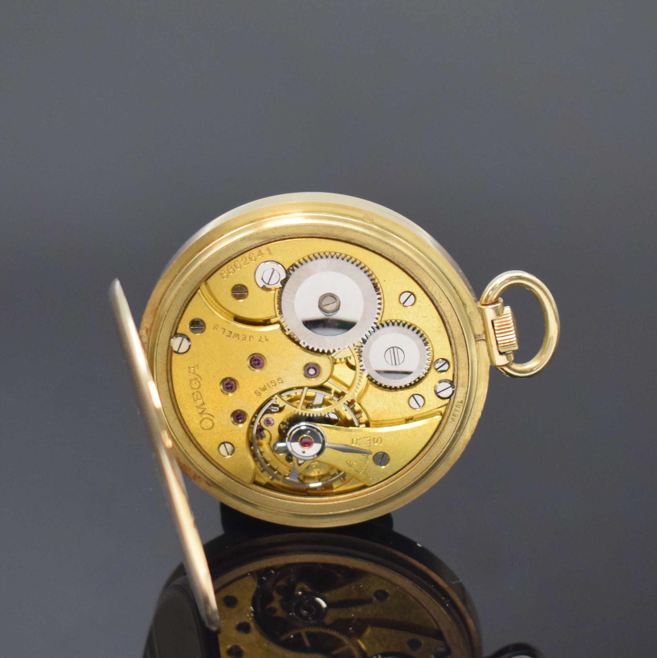 Detail c: OMEGA wunderschöne Art-Deco Frackuhr in GG 585/000, Schweiz um 1940, streifen-guill. Geh., geometrisch dekoriert, orig. Bügel u. Krone, gold. ...