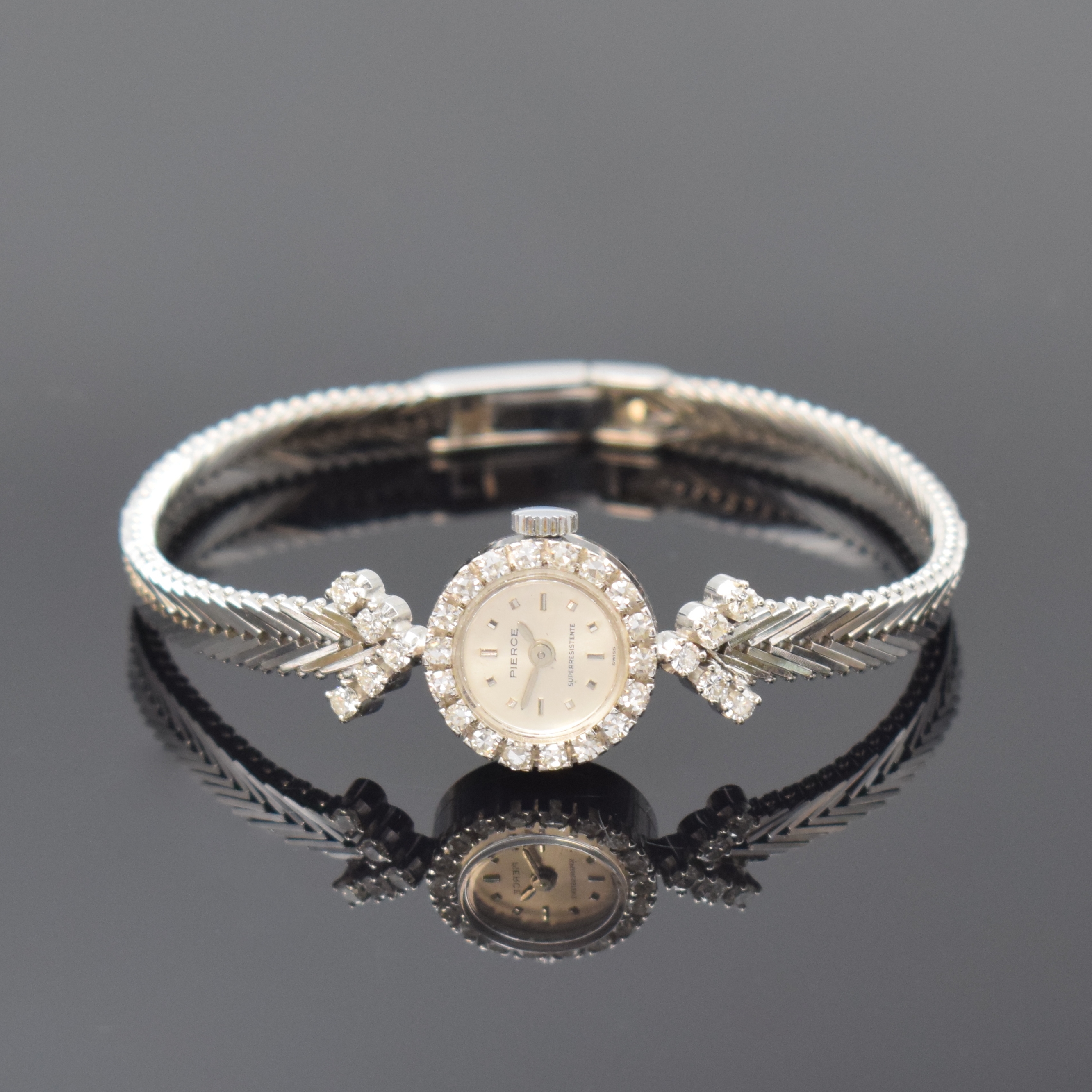 PIERCE Diamant-besetzte Damenarmbanduhr in WG 750/000, Schweiz um 1965, Handaufzug, 2-tlg. Geh., Boden aufgedr., V-förmig anges. WG 750/000 Band, ...