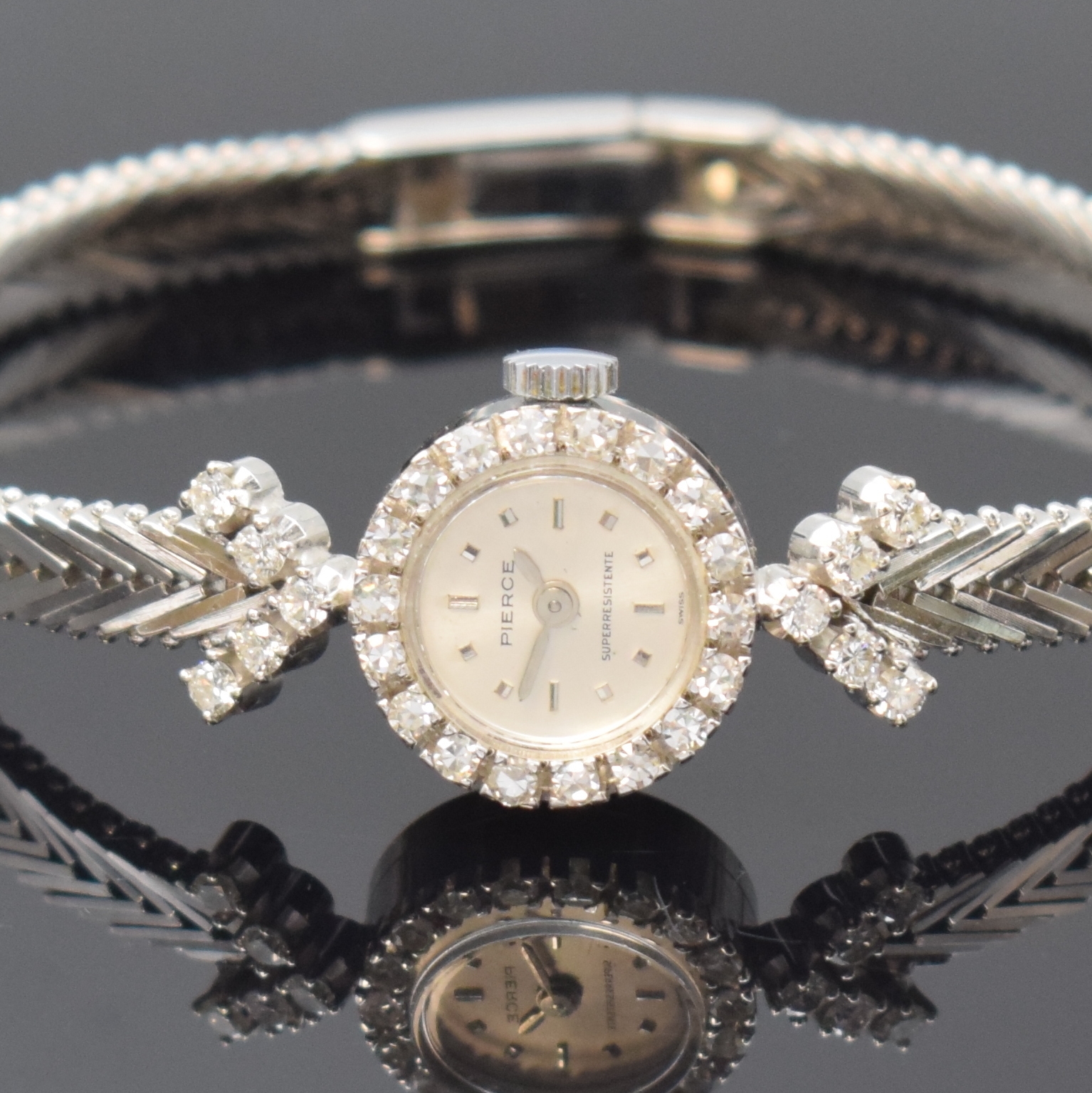 Detail a: PIERCE Diamant-besetzte Damenarmbanduhr in WG 750/000, Schweiz um 1965, Handaufzug, 2-tlg. Geh., Boden aufgedr., V-förmig anges. WG 750/000 Band, ...