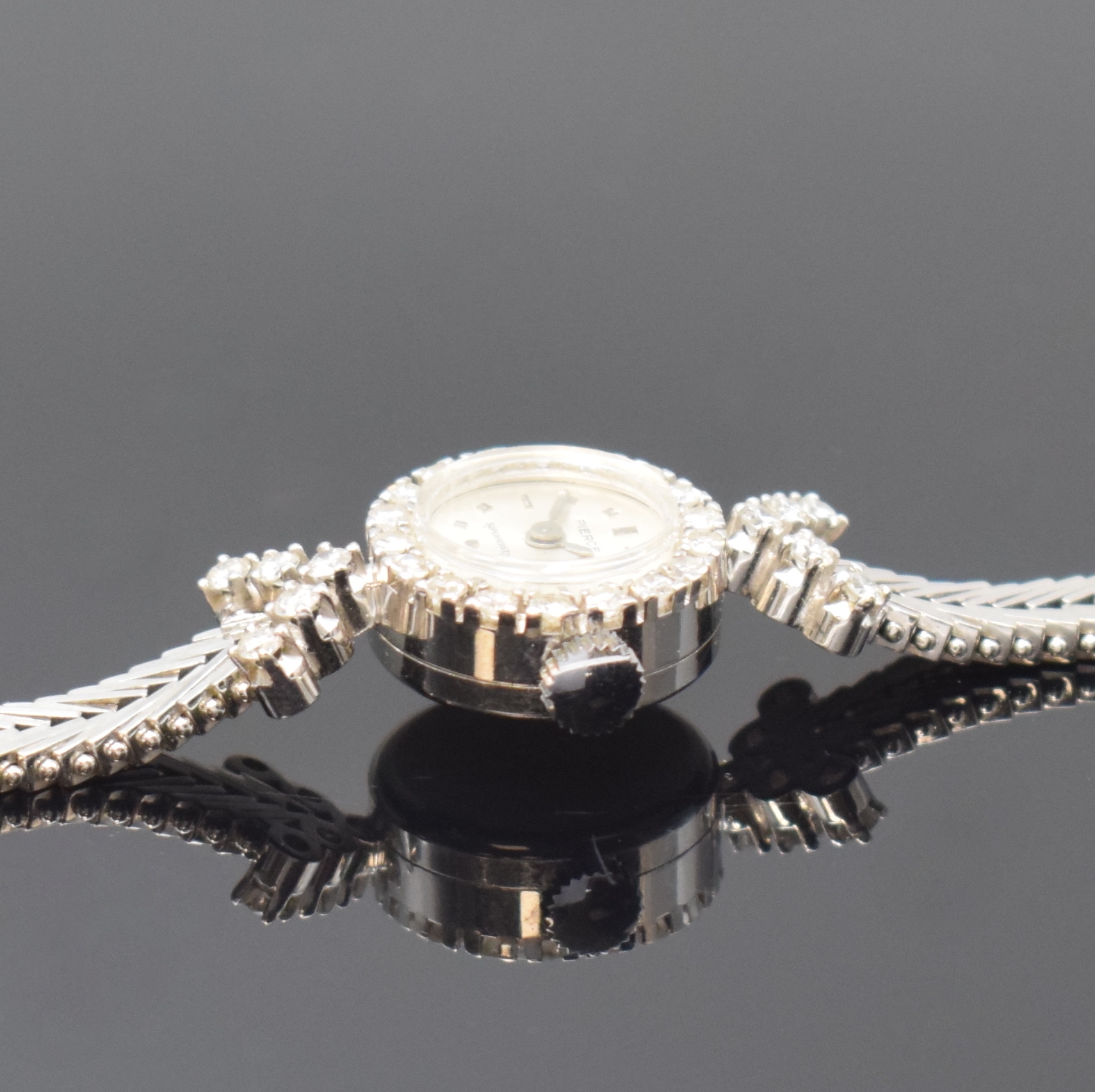 Detail c: PIERCE Diamant-besetzte Damenarmbanduhr in WG 750/000, Schweiz um 1965, Handaufzug, 2-tlg. Geh., Boden aufgedr., V-förmig anges. WG 750/000 Band, ...