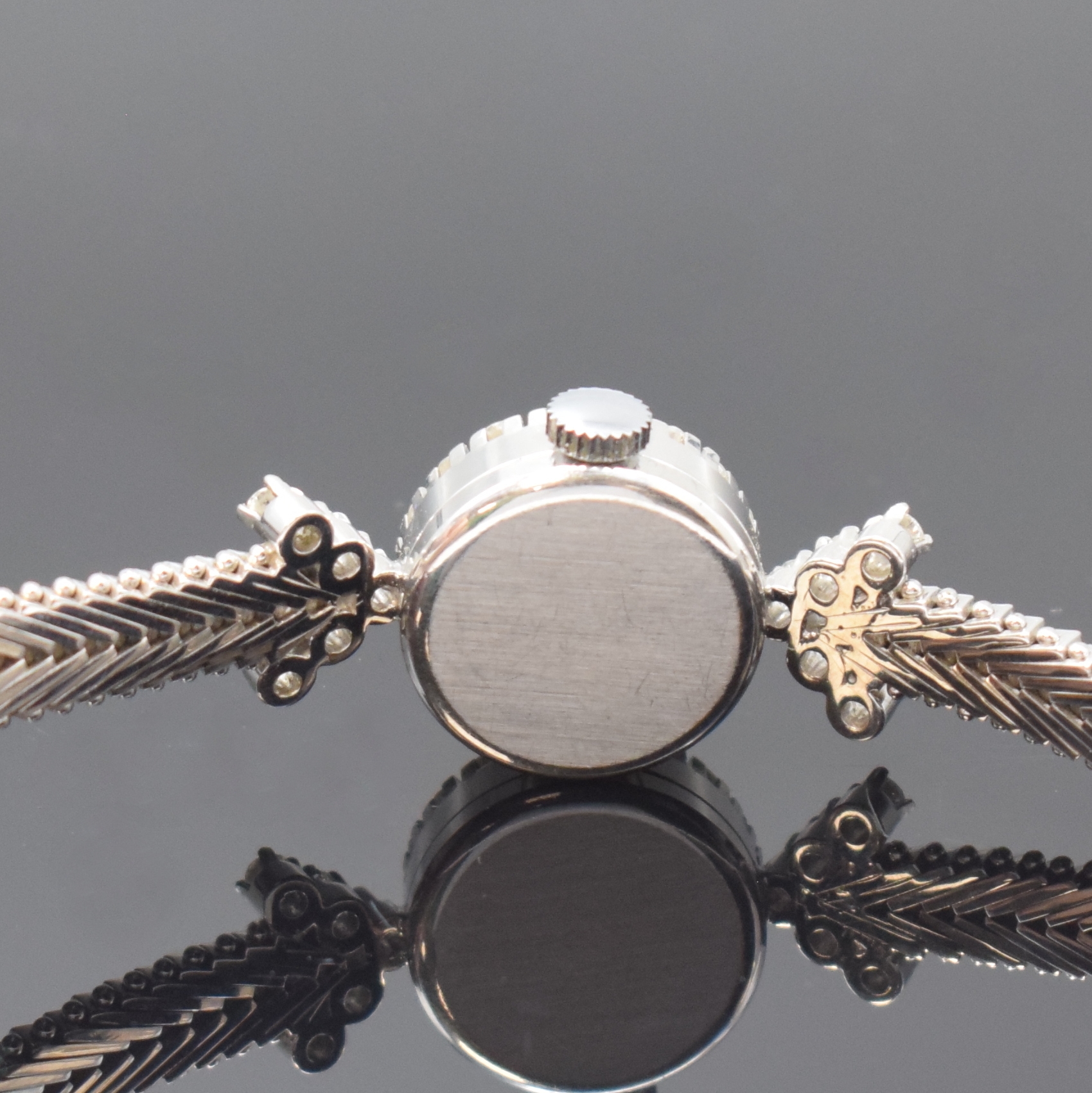 Detail d: PIERCE Diamant-besetzte Damenarmbanduhr in WG 750/000, Schweiz um 1965, Handaufzug, 2-tlg. Geh., Boden aufgedr., V-förmig anges. WG 750/000 Band, ...