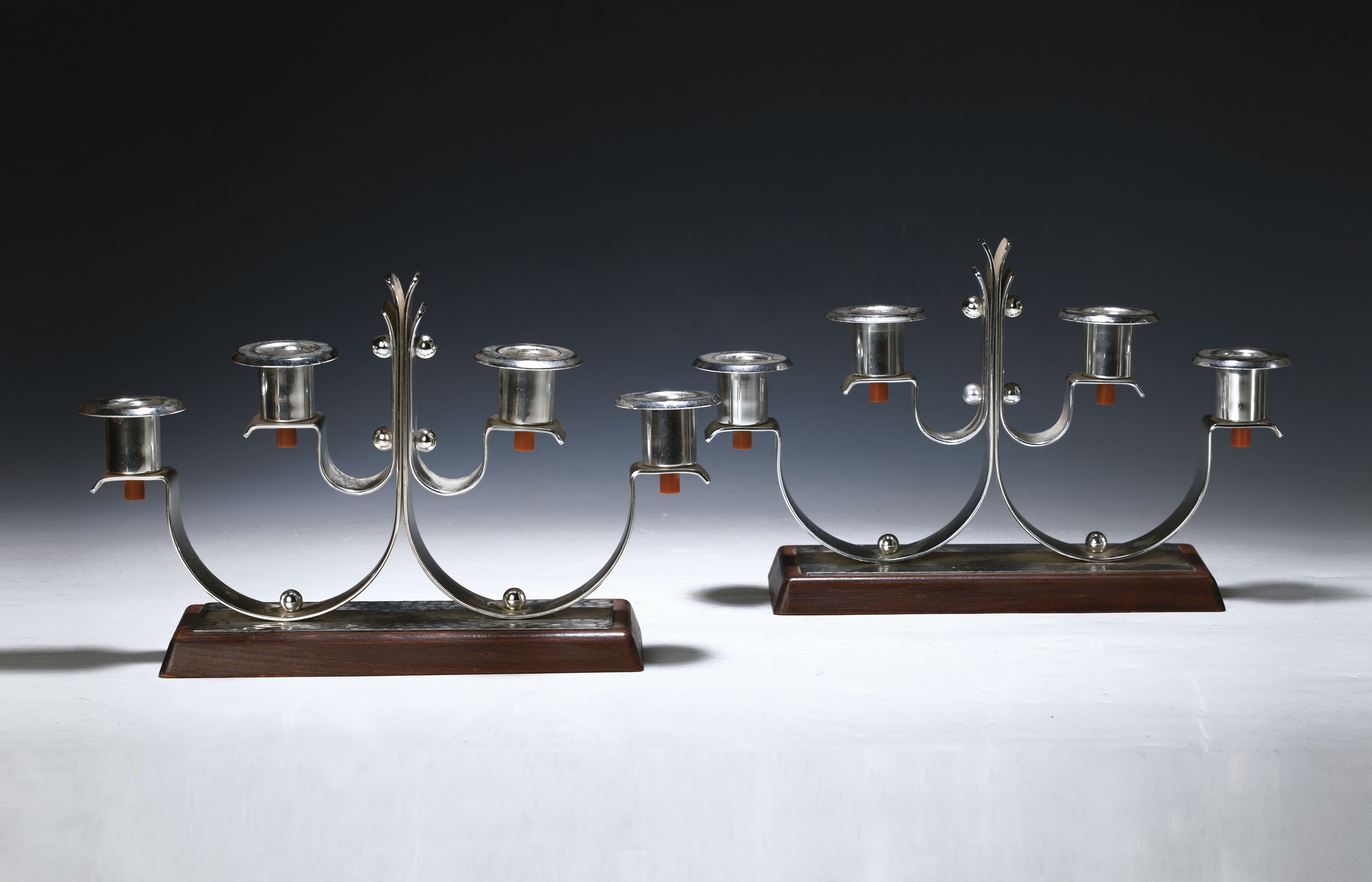 Paar Art-Deco-Leuchter, um 1920-30, Silber, je vier Brennstellen, part. mit Hammerschlagverzierung, Holzsockel, ca. 18x28,5 cm, l. Alters-/Gebr.-sp.