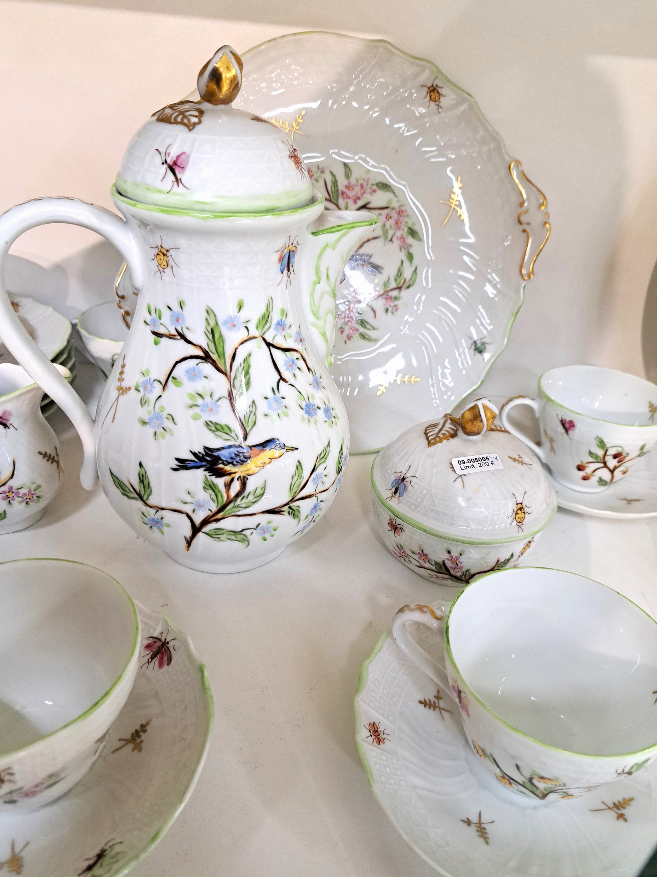 Detail b: Kaffeeservice für 6 Personen, Hutschenreuther, 20. Jh., Form Dresden, grüner Rand, Dekor von blühenden Zweigen, Vögel und Insekten, Kanne, ...