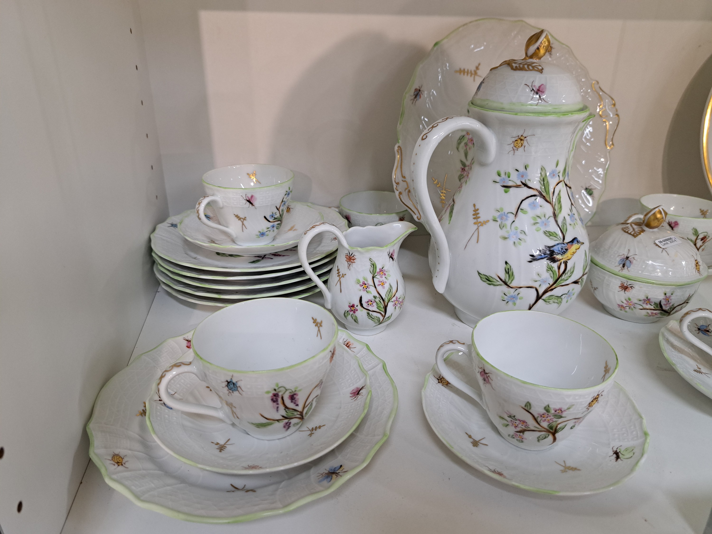 Detail c: Kaffeeservice für 6 Personen, Hutschenreuther, 20. Jh., Form Dresden, grüner Rand, Dekor von blühenden Zweigen, Vögel und Insekten, Kanne, ...