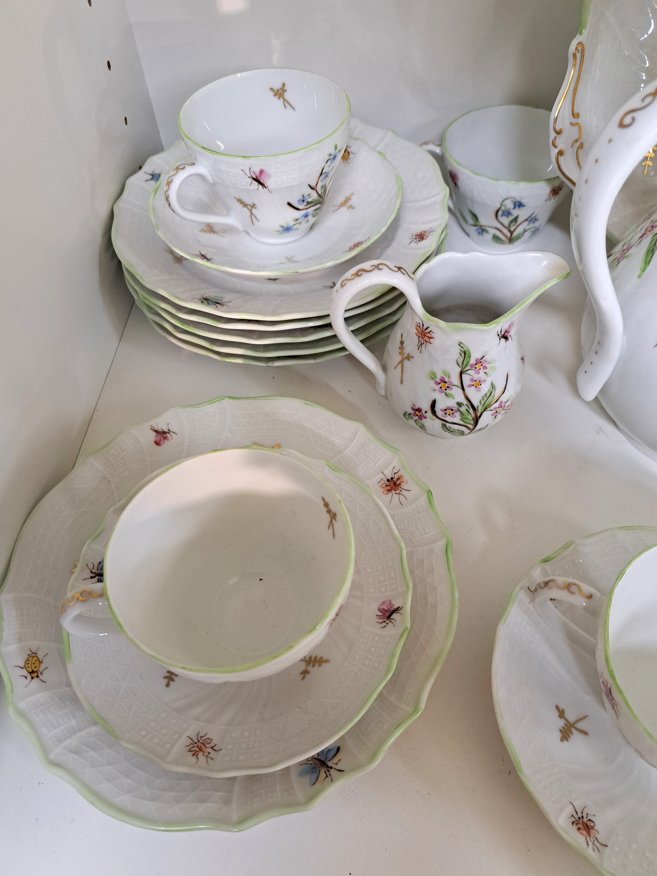 Detail d: Kaffeeservice für 6 Personen, Hutschenreuther, 20. Jh., Form Dresden, grüner Rand, Dekor von blühenden Zweigen, Vögel und Insekten, Kanne, ...