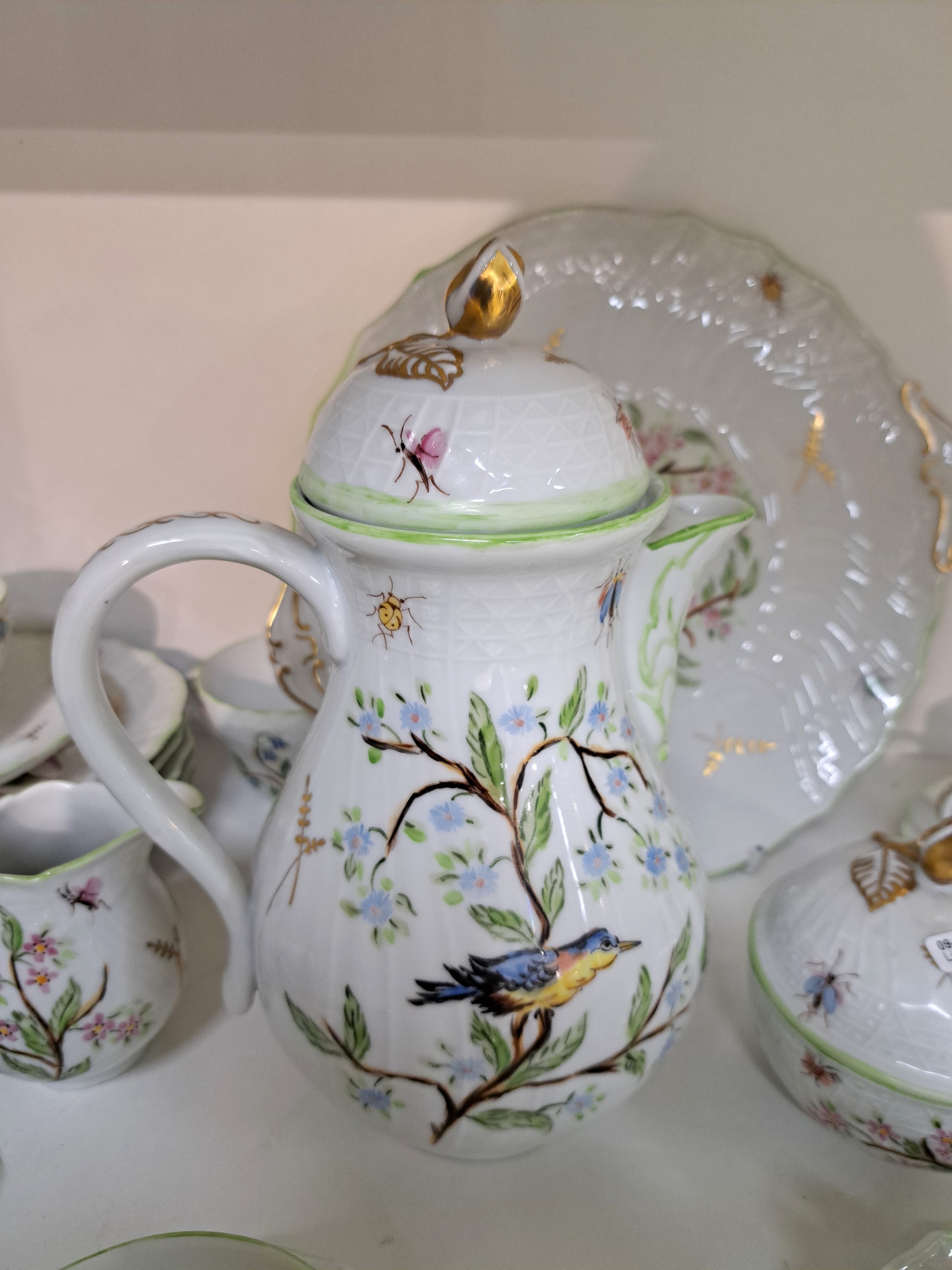 Detail e: Kaffeeservice für 6 Personen, Hutschenreuther, 20. Jh., Form Dresden, grüner Rand, Dekor von blühenden Zweigen, Vögel und Insekten, Kanne, ...