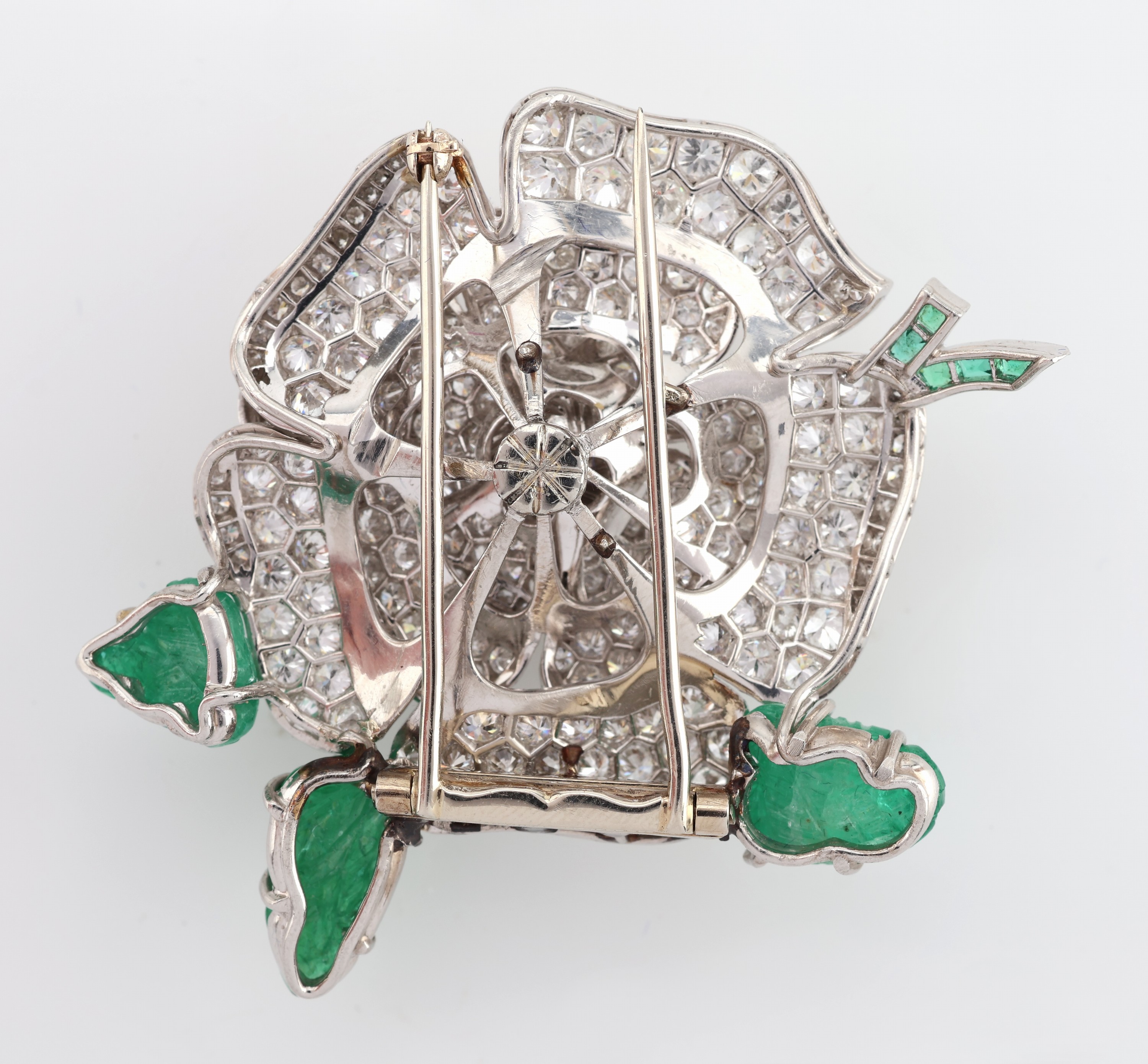 Detail b: 18 kt Gold Diamant-Smaragd-Brosche, WG 750/000 gepr., plastische Darstellung einer Rosenblüte, mittig Altschliffdiamant ca. 1.10 ct l.get.Weiß/p1, ...