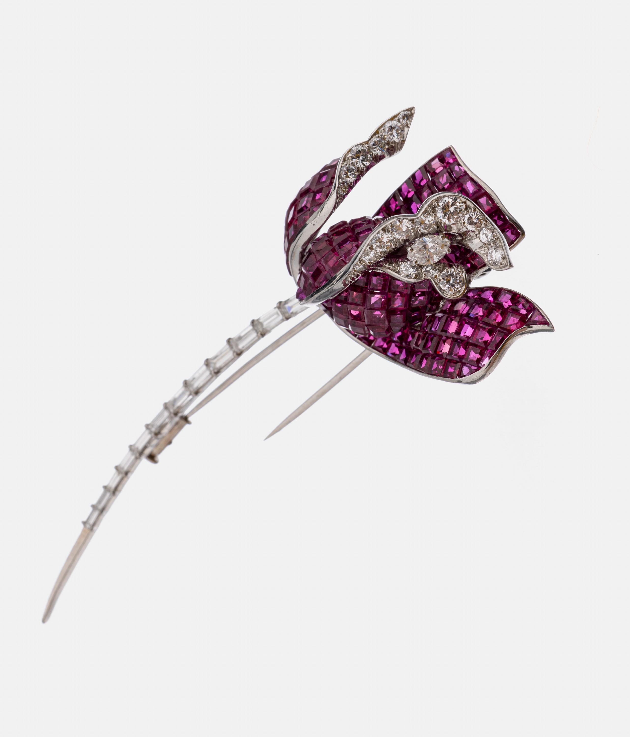 18 kt Gold Rubin-Diamant-Brosche, WG 750/000, plastische Darstellung einer Blüte, 190 Rubin-Carrees und eingeschliffene Rubine zus. ca. 12.0 ct, 18 ...