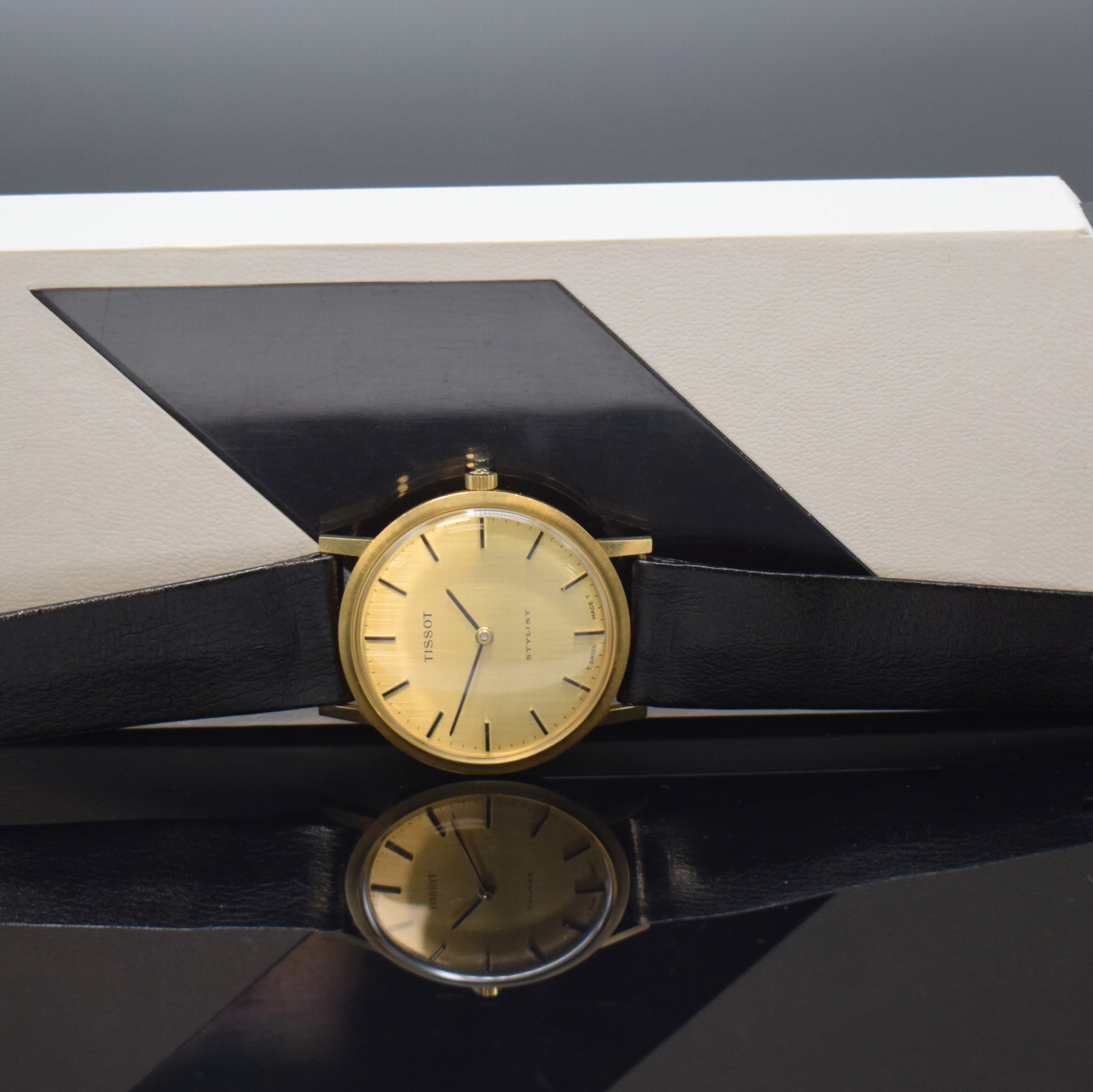 Detail e: TISSOT Stylist nahezu neuwertige Armbanduhr in GG 585/000, Schweiz um 1970, Handaufzug, 2-tlg. Geh., Boden aufgedr., orig. Lederband m. verg. orig. ...