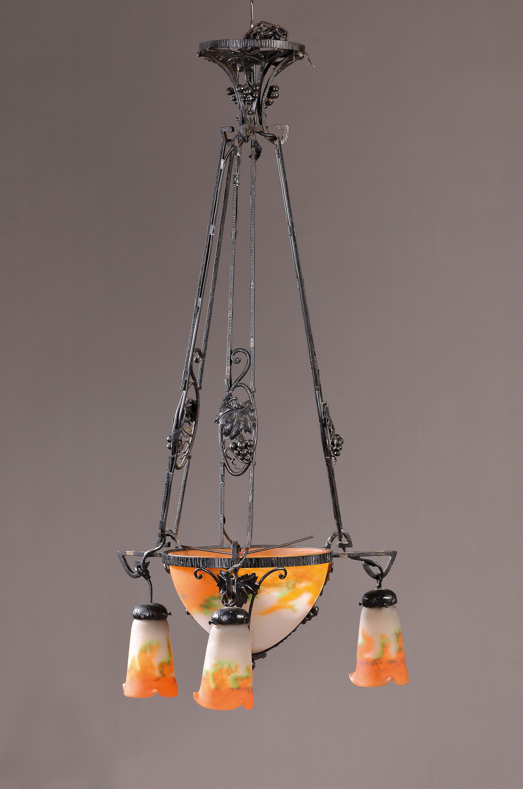 Deckenlampe, Muller Freres Lunéville, Frankreich, um 1910-20, schmiedeeiserne Montur mit Weinlaubdekor, Schale und drei Glocken orangefarbenes, ...