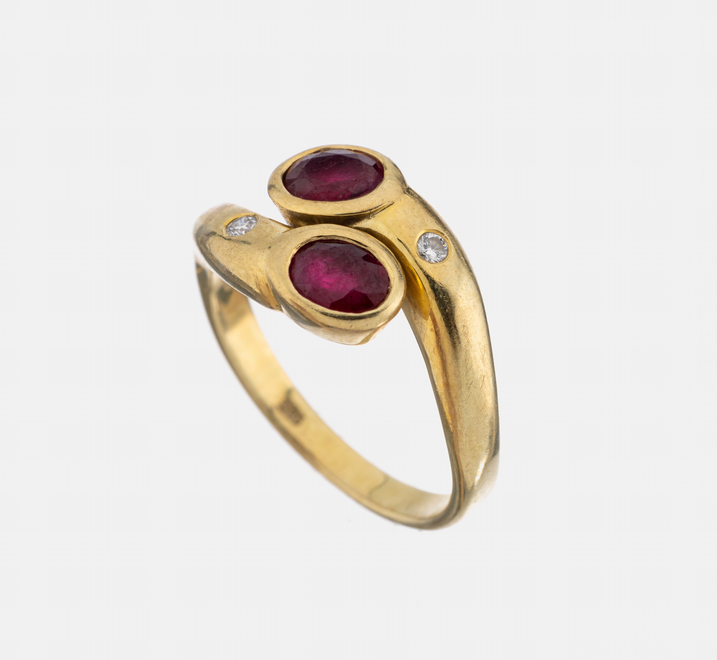 14 kt Gold Rubin-Brillant-Ring, GG 585/000,2 ovalfacett. Rubine zus. ca. 0.80 ct, 2 Brillanten zus. ca. 0.04 ct Weiß/si, RW 53, ca. 3.7 g