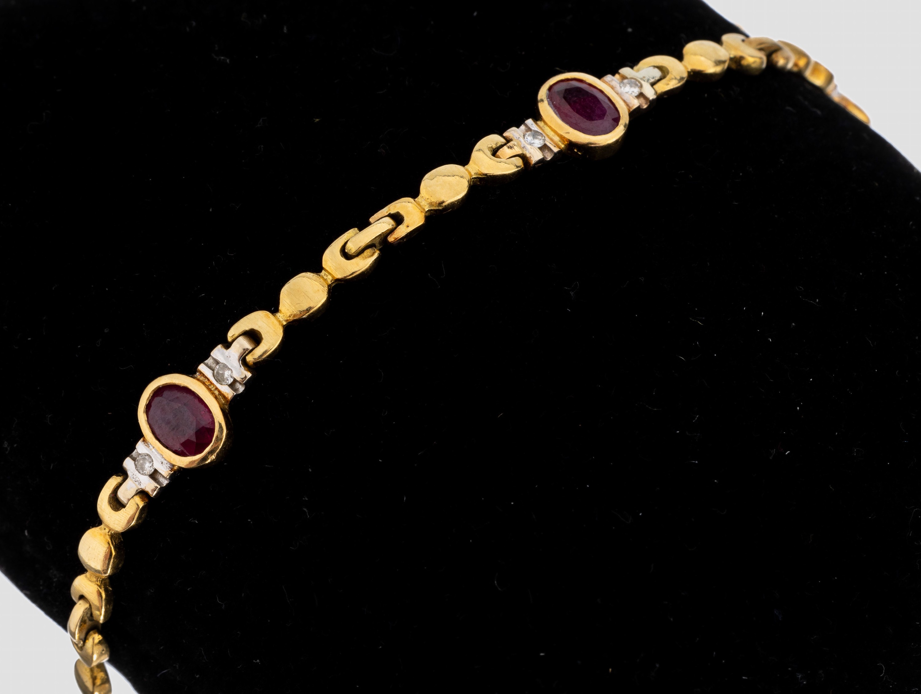 18 kt Gold Rubin-Brillant-Armband, GG/WG 750/000 gepr., 5 ovalfacett. Rubine zus. ca. 2.20 ct, 10 in WG gefasste Brillanten zus. ca. 0.10 ct Weiß/p ...