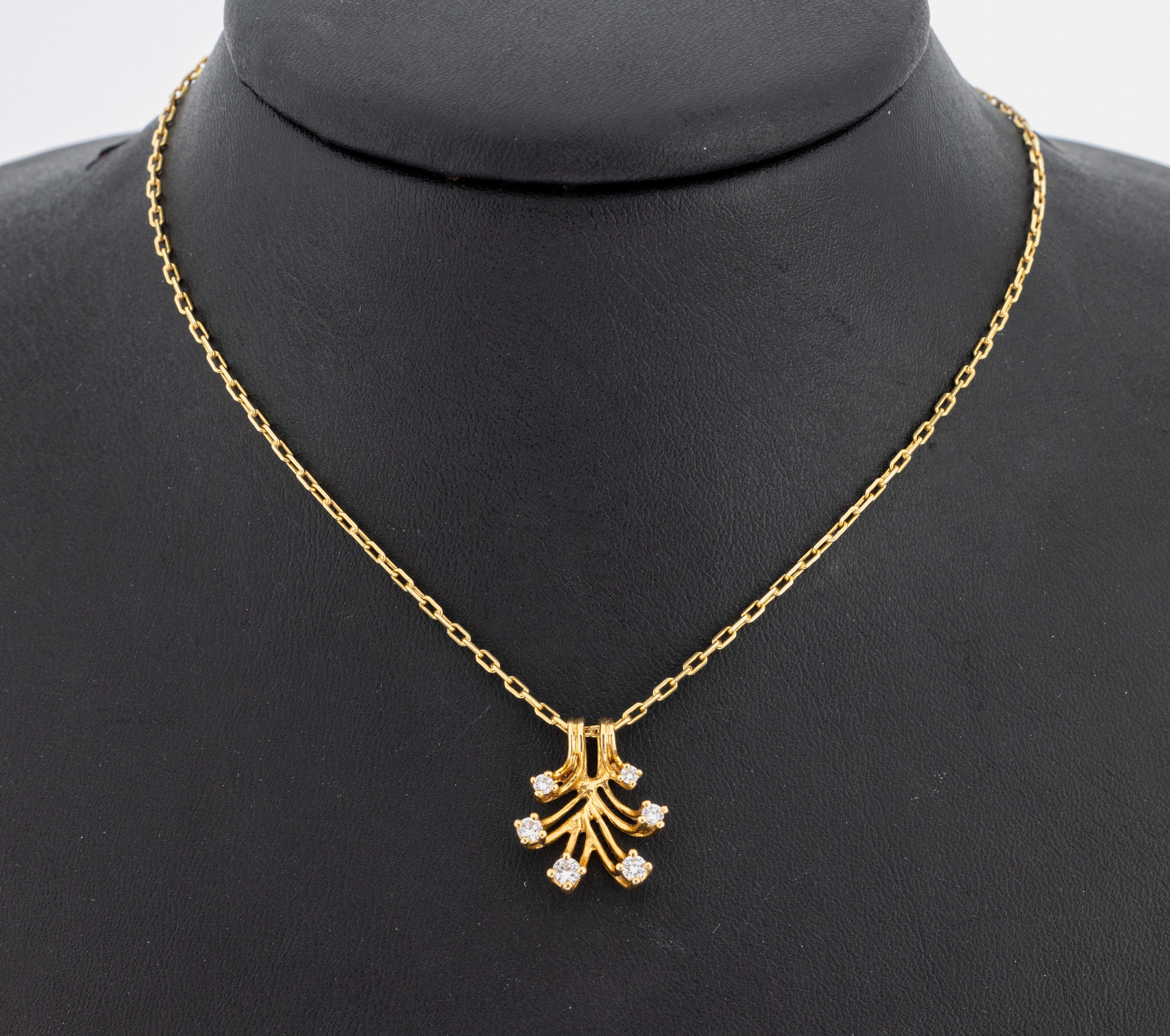 18 kt Gold Brillant-Anhänger, GG 750/000, 6Brillanten zus. ca. 0.24 ct Weiß/si, an Kette, GG 750/000, L. ca. 39 cm, Karabinerschließe, ca. 5.7 g