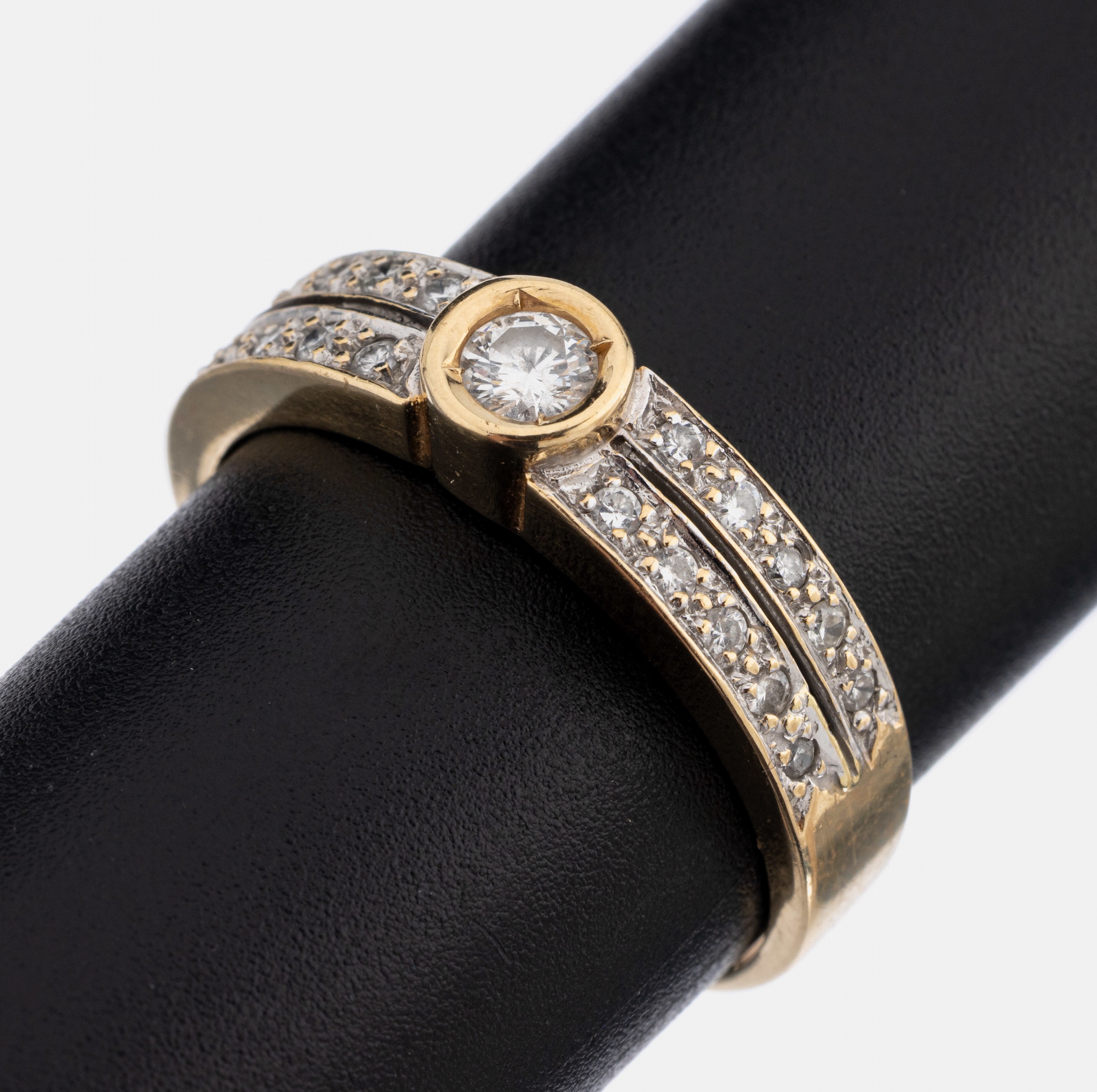 14 kt Gold Brillant-Ring, GG/WG 585/000, 21Brillanten zus. ca. 0.40 ct Weiß/si, RW 63, ca. 4.8 g