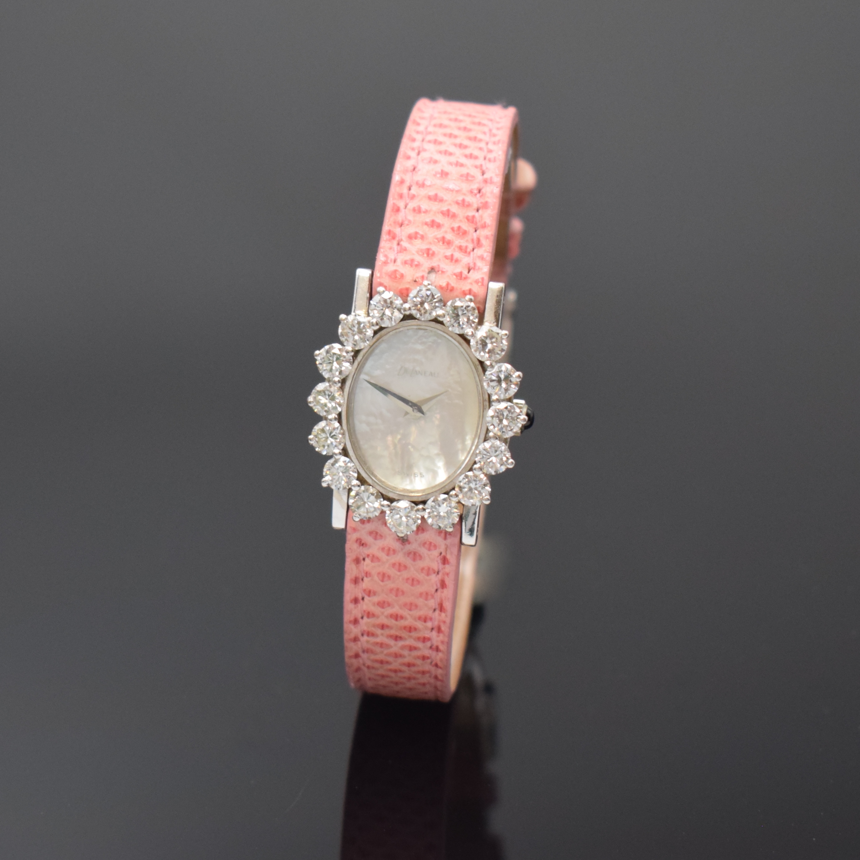 DELANEAU Damenarmbanduhr in WG 750/000 mit Diamantbesatz, Schweiz 1960er Jahre, Handaufzug, Boden aufgedr., Lünette aufw. m. 16 Diamanten zus. ca. 3 ...