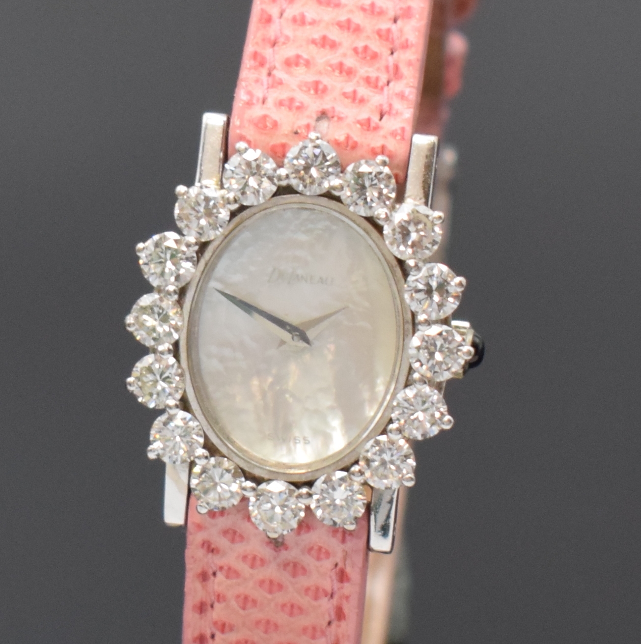 Detail a: DELANEAU Damenarmbanduhr in WG 750/000 mit Diamantbesatz, Schweiz 1960er Jahre, Handaufzug, Boden aufgedr., Lünette aufw. m. 16 Diamanten zus. ca. 3 ...