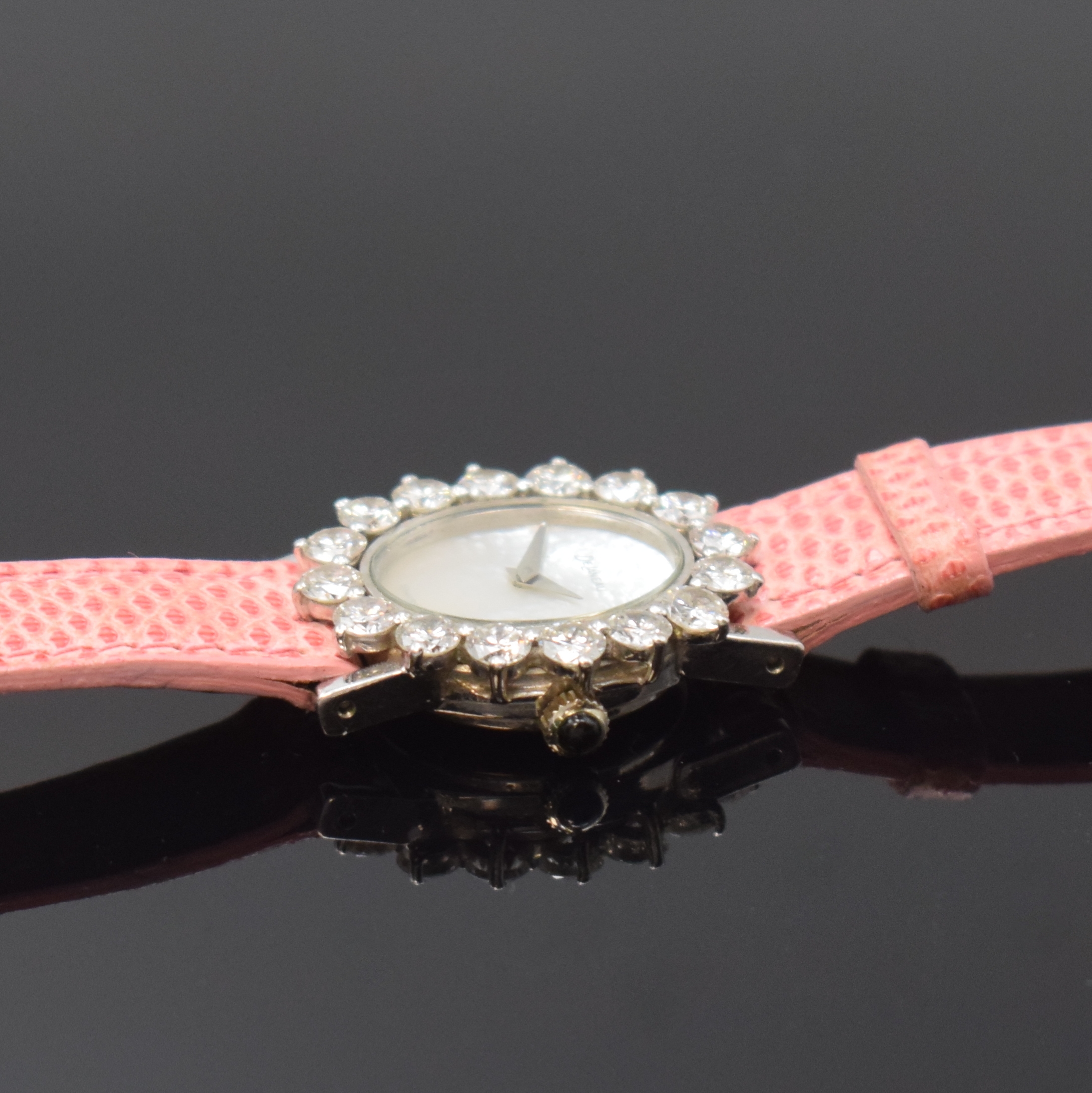 Detail b: DELANEAU Damenarmbanduhr in WG 750/000 mit Diamantbesatz, Schweiz 1960er Jahre, Handaufzug, Boden aufgedr., Lünette aufw. m. 16 Diamanten zus. ca. 3 ...