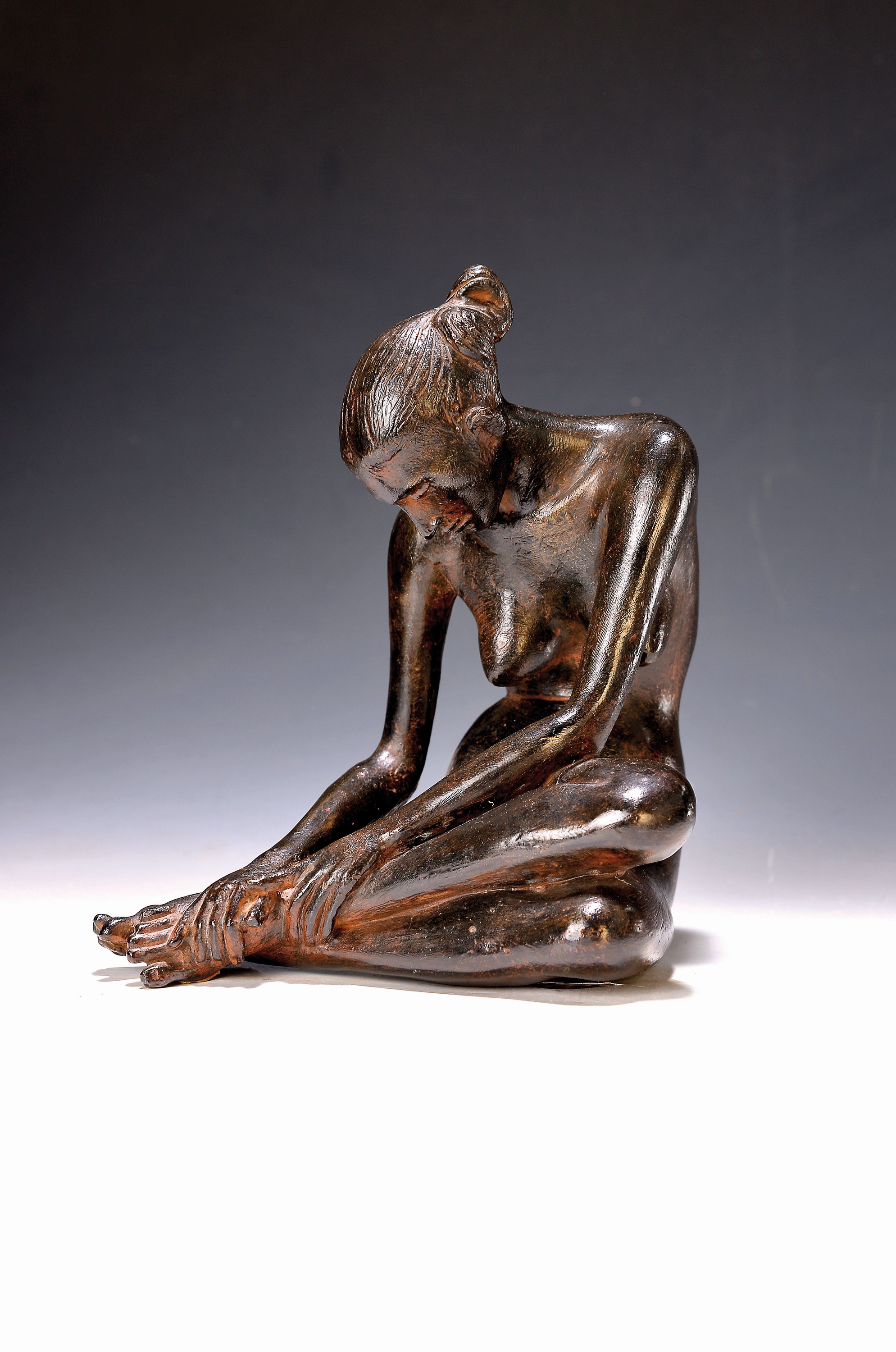 Karl-Heinz Krause, 1924 Angermünde-2019 Mainz, sitzende junge Frau, Bronzeskulptur, signiert und num. 1/10, Gießerstempel Cire perdu F. Amici, H. ...