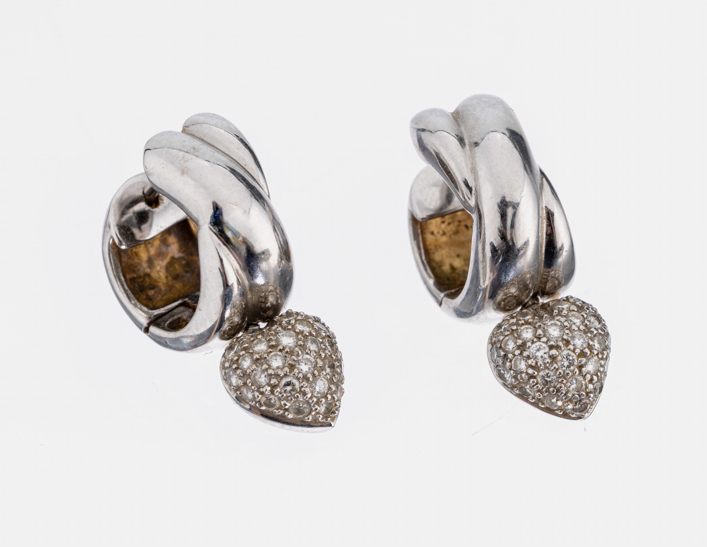 Paar 18 kt Gold Brillant-Ohrcreolen, WG 750/000, schlicht, herzf. Einhänger mit insg. 56 Brillanten zus. ca. 0.28 ct Weiß/si, ca. 12.6 g, ...
