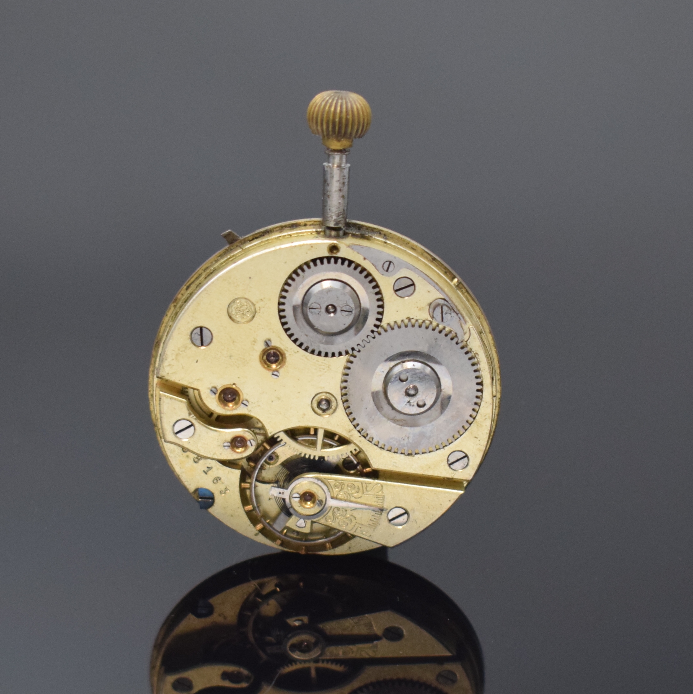IWC Taschenuhrwerk Kaliber 53, Schweiz um 1890, Emailzifferbl. riss., röm. Zahlen, gold. Zeiger, 3 verschr. Chatons, Komp.-Unr. m. gebl. ...