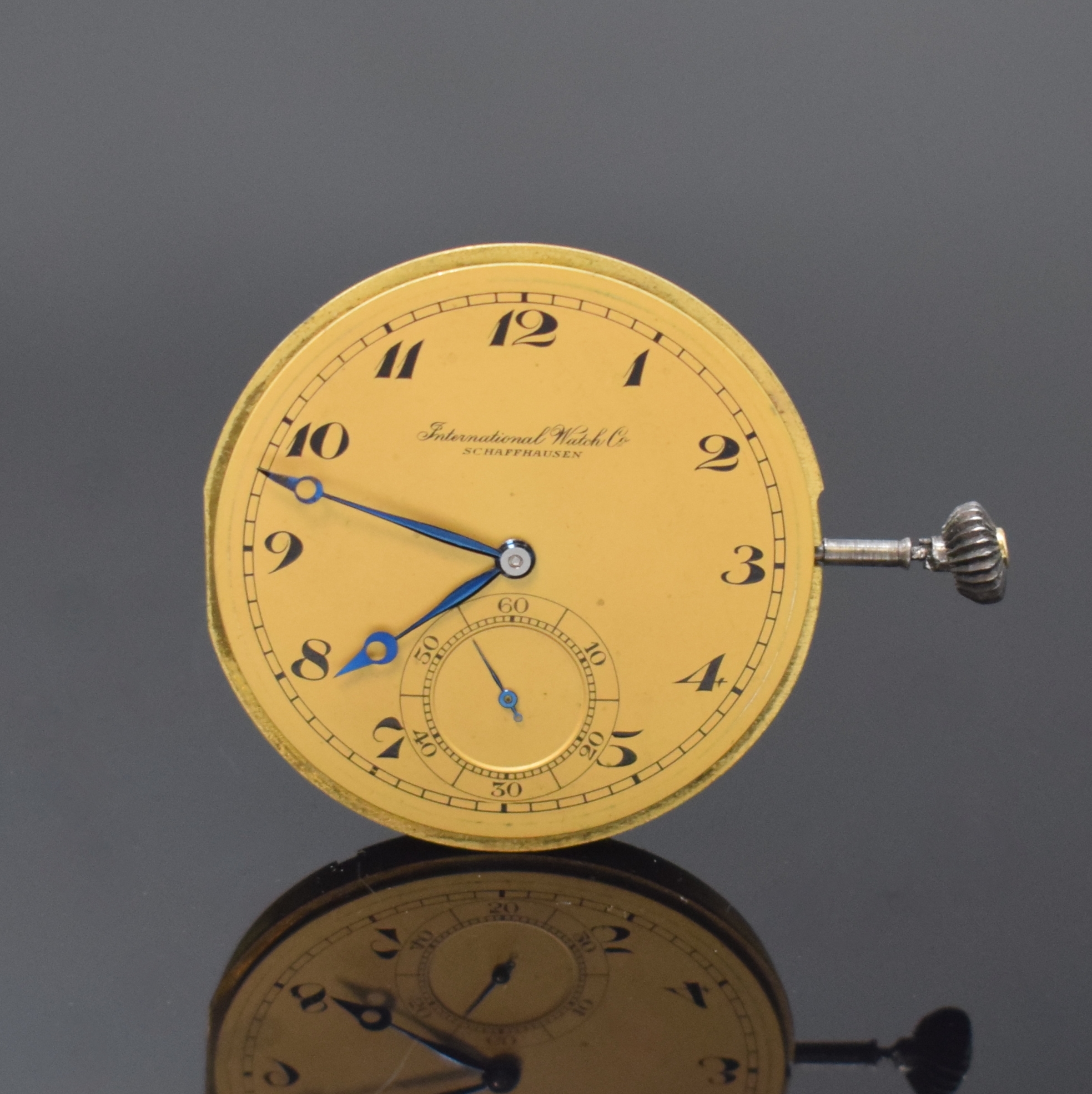 Detail b: IWC Taschenuhrwerk Kaliber 74, Schweiz um 1920, gold. Zifferbl. m. arab. Zahlen, gebl. Zeiger, kl. Sek. b. 6, verg. Brückenankerwerk m. Komp.-Unr. ...
