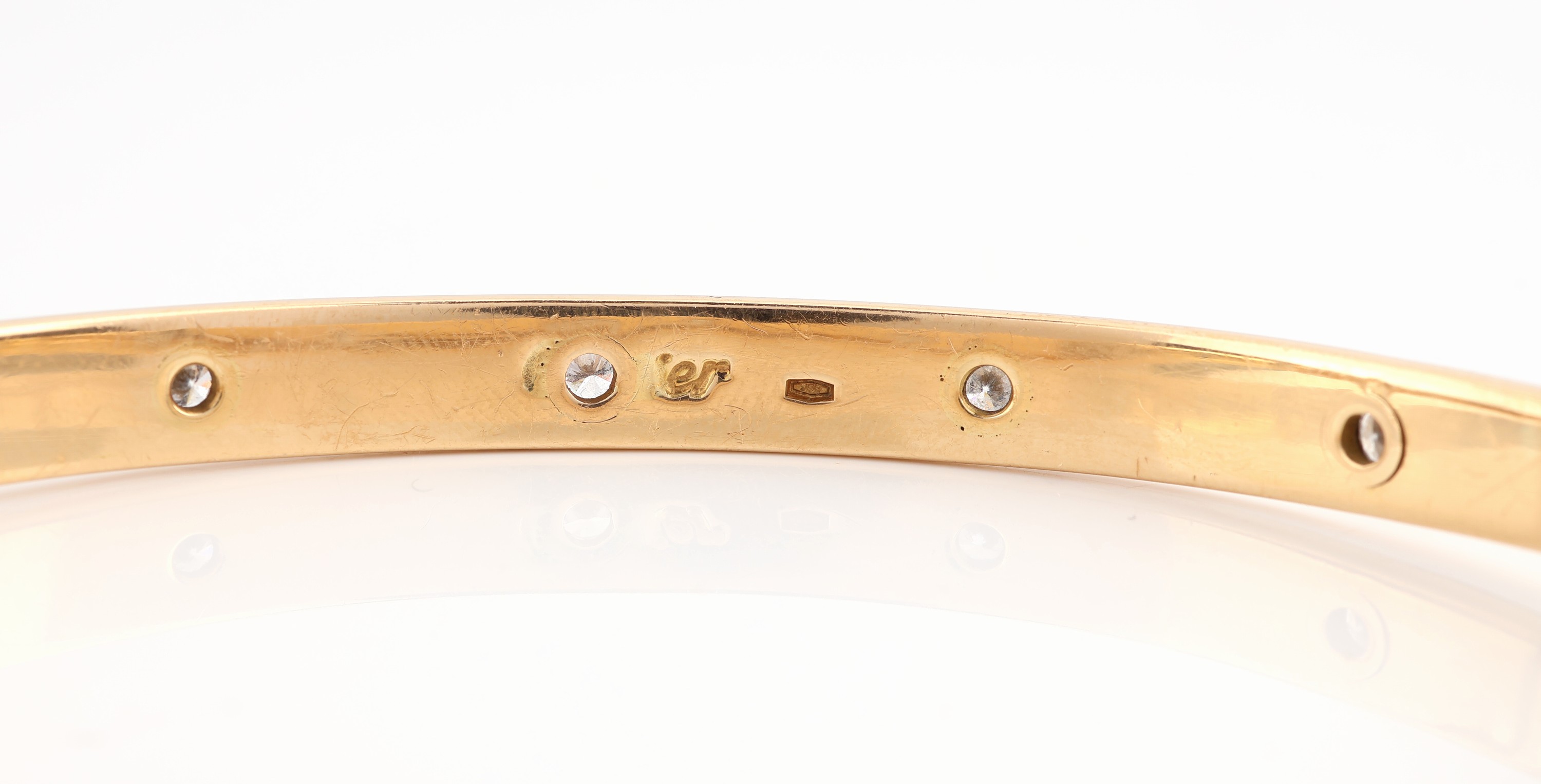 Detail c: 18 kt Gold CARTIER Brillant-Armreif "Love", GG 750/000, 12 Brillanten zus. ca. 1.20 ct Weiß/si, durch eine neutrale Weitenänderung ...