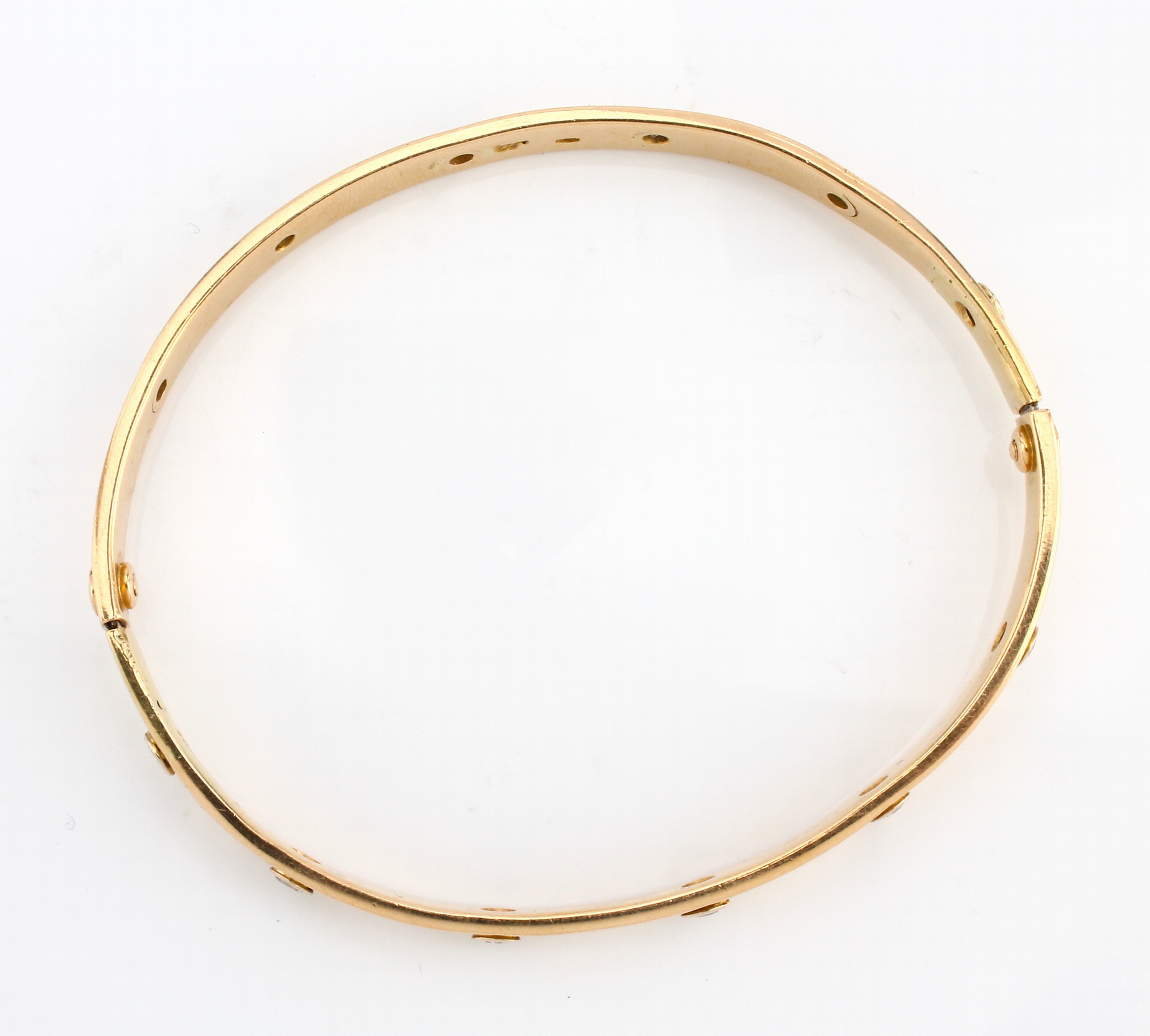 Detail d: 18 kt Gold CARTIER Brillant-Armreif "Love", GG 750/000, 12 Brillanten zus. ca. 1.20 ct Weiß/si, durch eine neutrale Weitenänderung ...