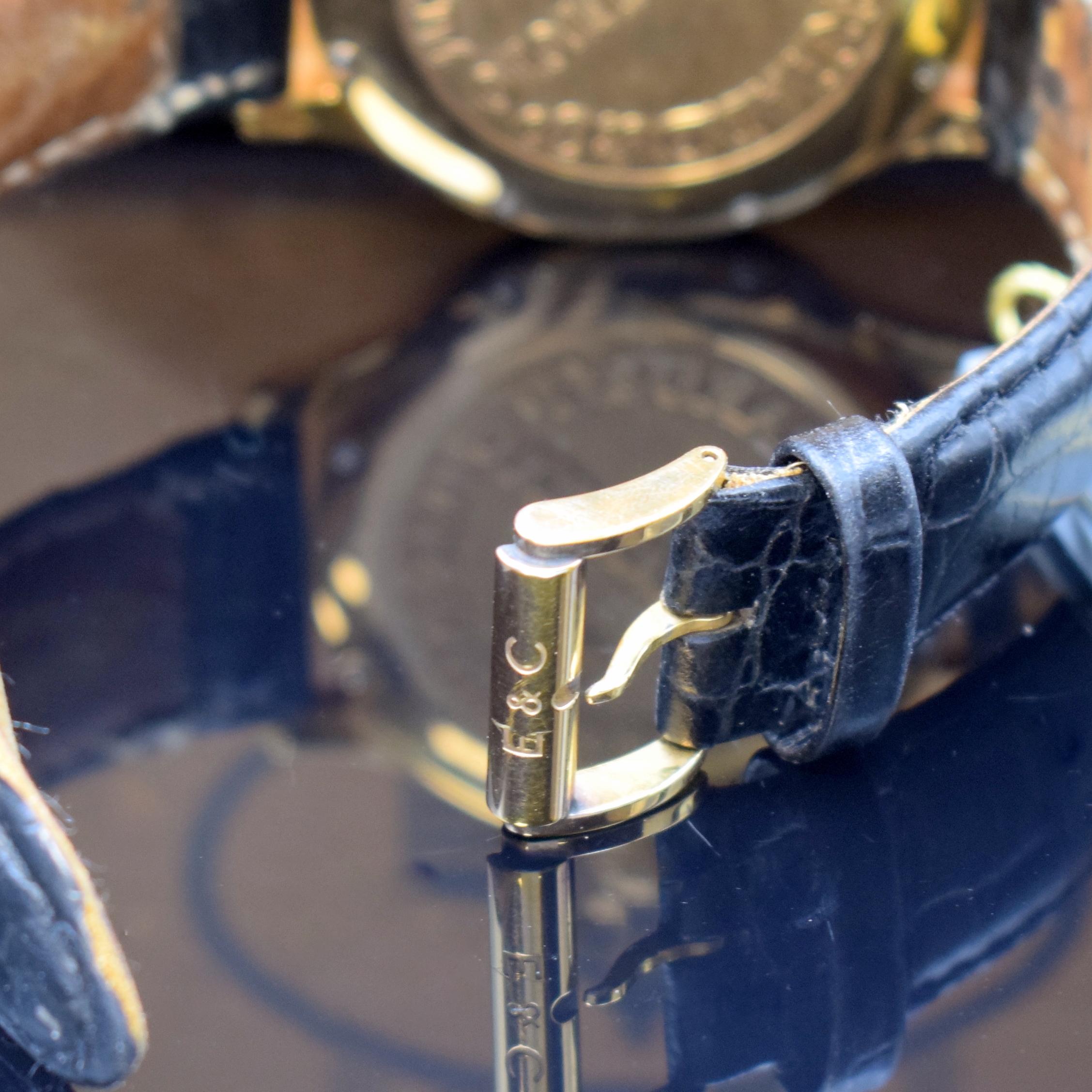 Detail b: EBERHARD & CO Traversetolo Herrenarmbanduhr Referenz 21016, Schweiz um 1995, Handaufzug, verg. Geh., neutr. Lederband m. orig. Dornschl., Boden ...