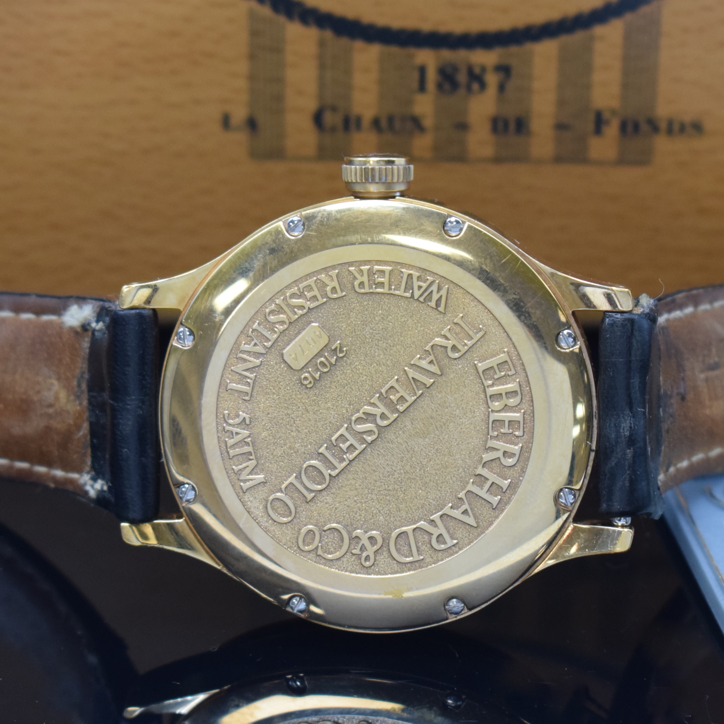 Detail d: EBERHARD & CO Traversetolo Herrenarmbanduhr Referenz 21016, Schweiz um 1995, Handaufzug, verg. Geh., neutr. Lederband m. orig. Dornschl., Boden ...
