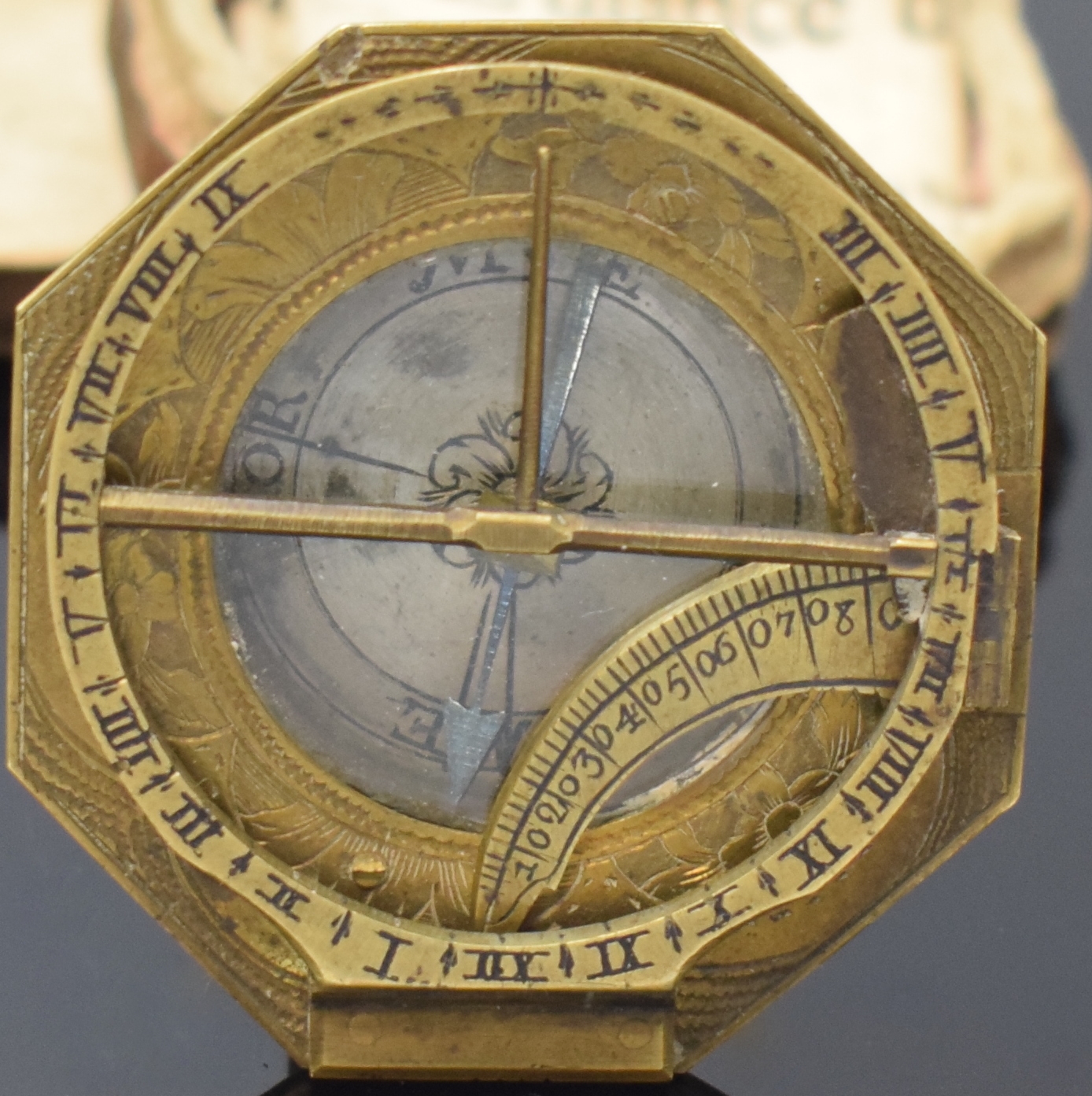 Detail a: Sonnenuhr mit Kompass im originalen Etui, Deutschland um 1740, vollgrav. Messing- Ausführung, vers. Kompass-Zifferbl., Angabe verschiedener Städte ...