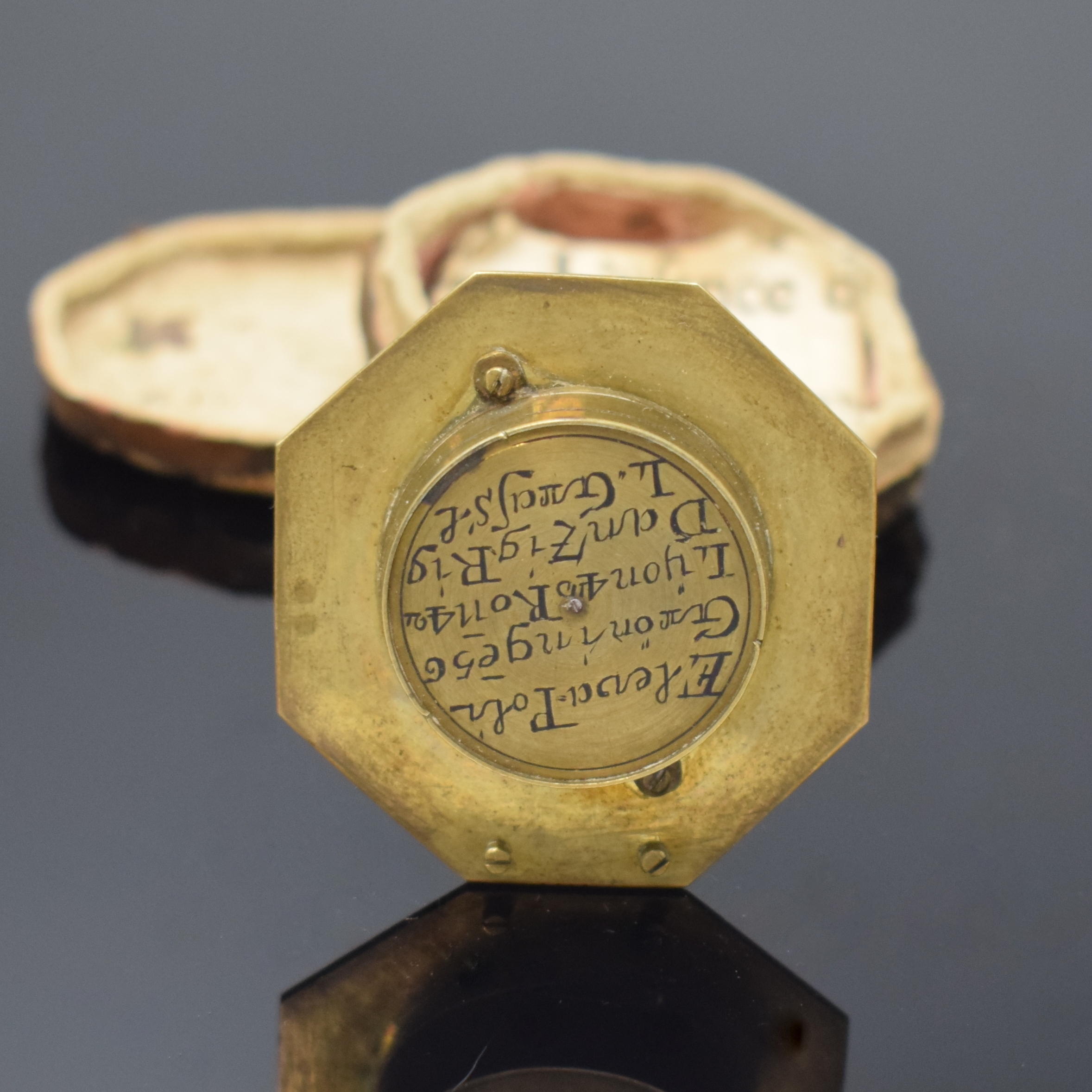 Detail b: Sonnenuhr mit Kompass im originalen Etui, Deutschland um 1740, vollgrav. Messing- Ausführung, vers. Kompass-Zifferbl., Angabe verschiedener Städte ...