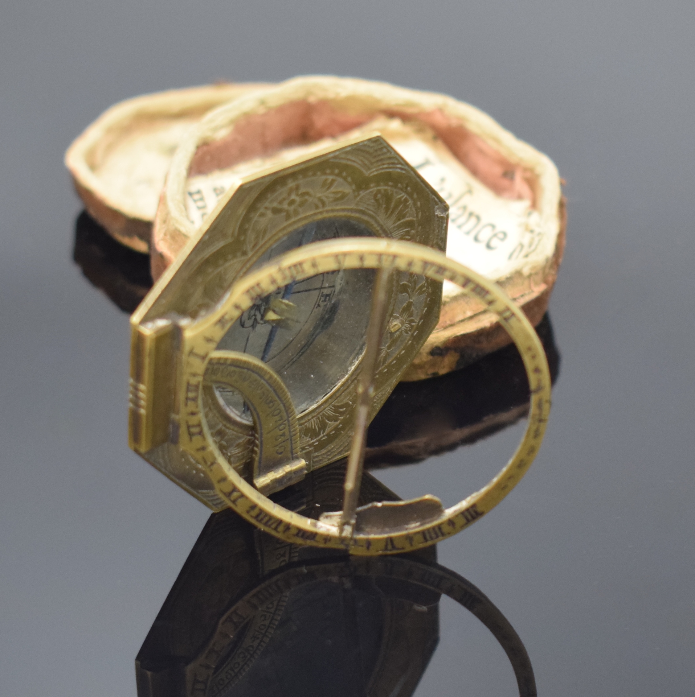 Detail c: Sonnenuhr mit Kompass im originalen Etui, Deutschland um 1740, vollgrav. Messing- Ausführung, vers. Kompass-Zifferbl., Angabe verschiedener Städte ...