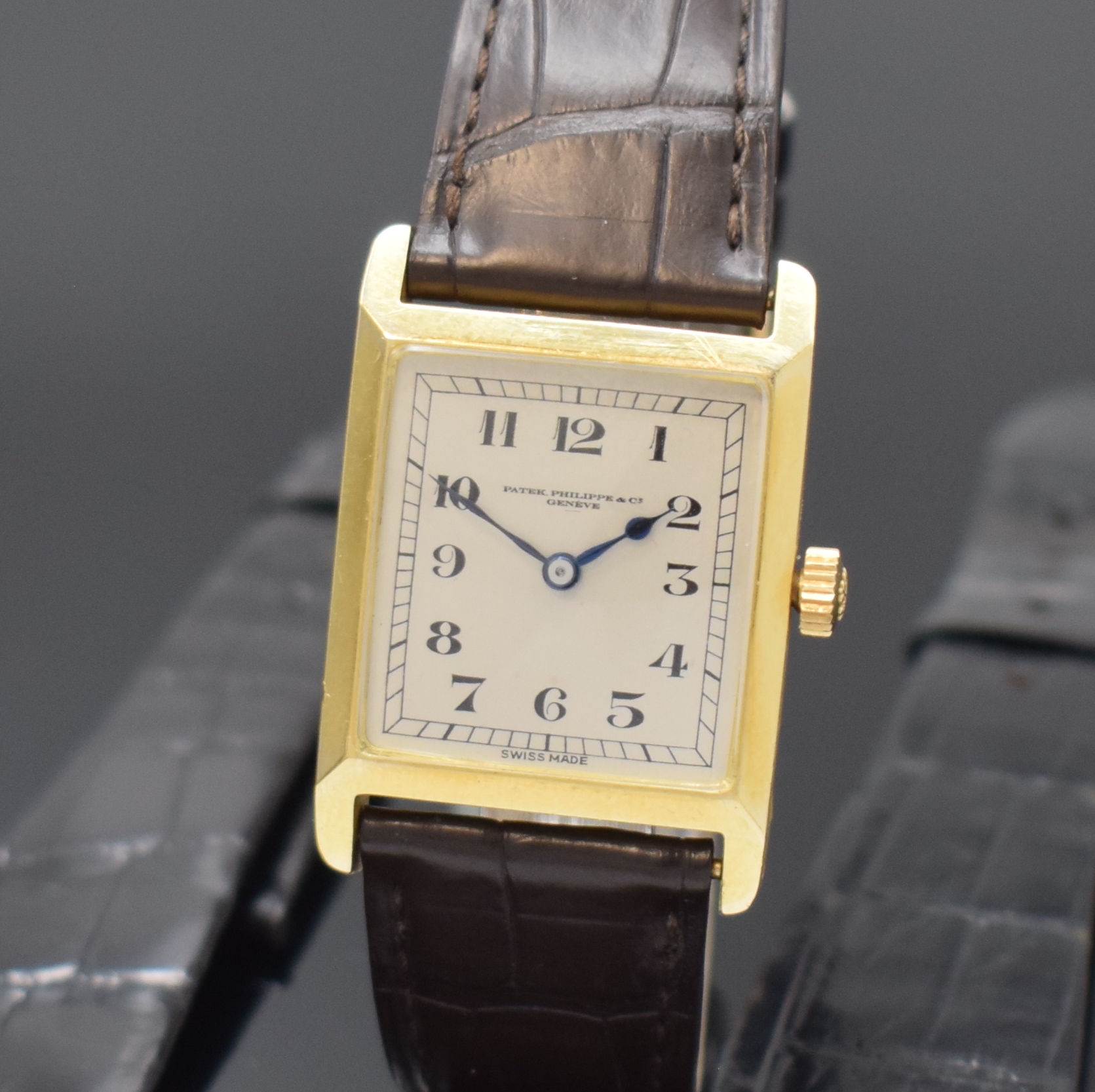 Detail a: PATEK PHILIPPE frühe rechteckige Armbanduhr in GG 750/000, Schweiz um 1920, 2-teil. Scharniergeh. l. dell., PPC Lederband m. PPC Dornschl. in GG ...