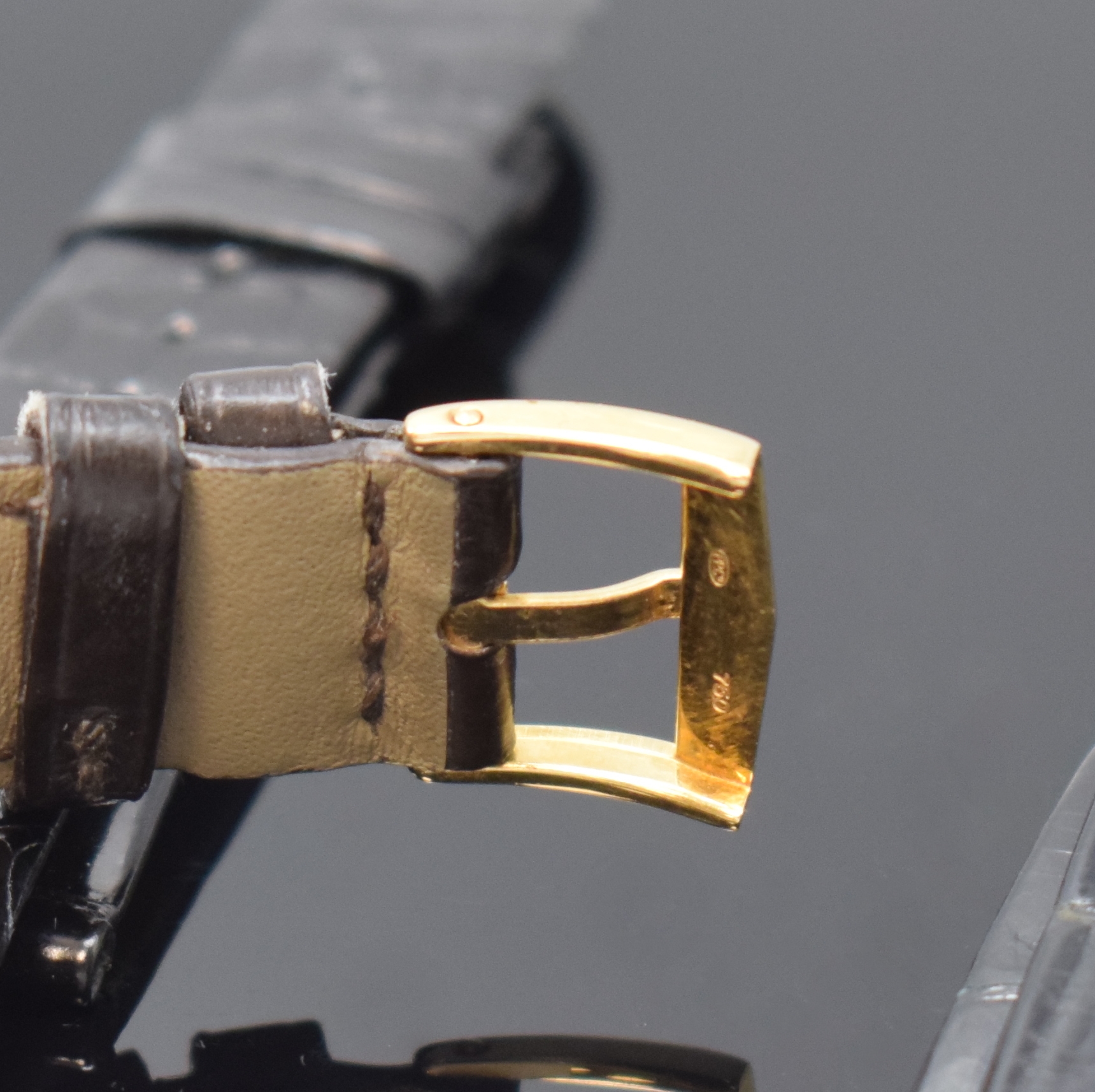 Detail b: PATEK PHILIPPE frühe rechteckige Armbanduhr in GG 750/000, Schweiz um 1920, 2-teil. Scharniergeh. l. dell., PPC Lederband m. PPC Dornschl. in GG ...
