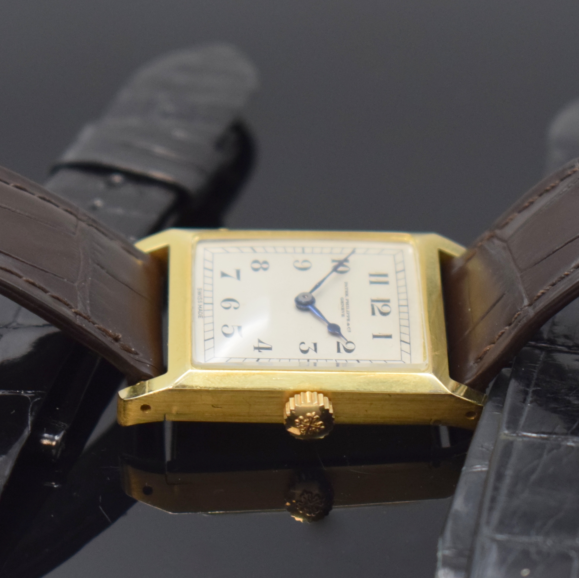 Detail c: PATEK PHILIPPE frühe rechteckige Armbanduhr in GG 750/000, Schweiz um 1920, 2-teil. Scharniergeh. l. dell., PPC Lederband m. PPC Dornschl. in GG ...