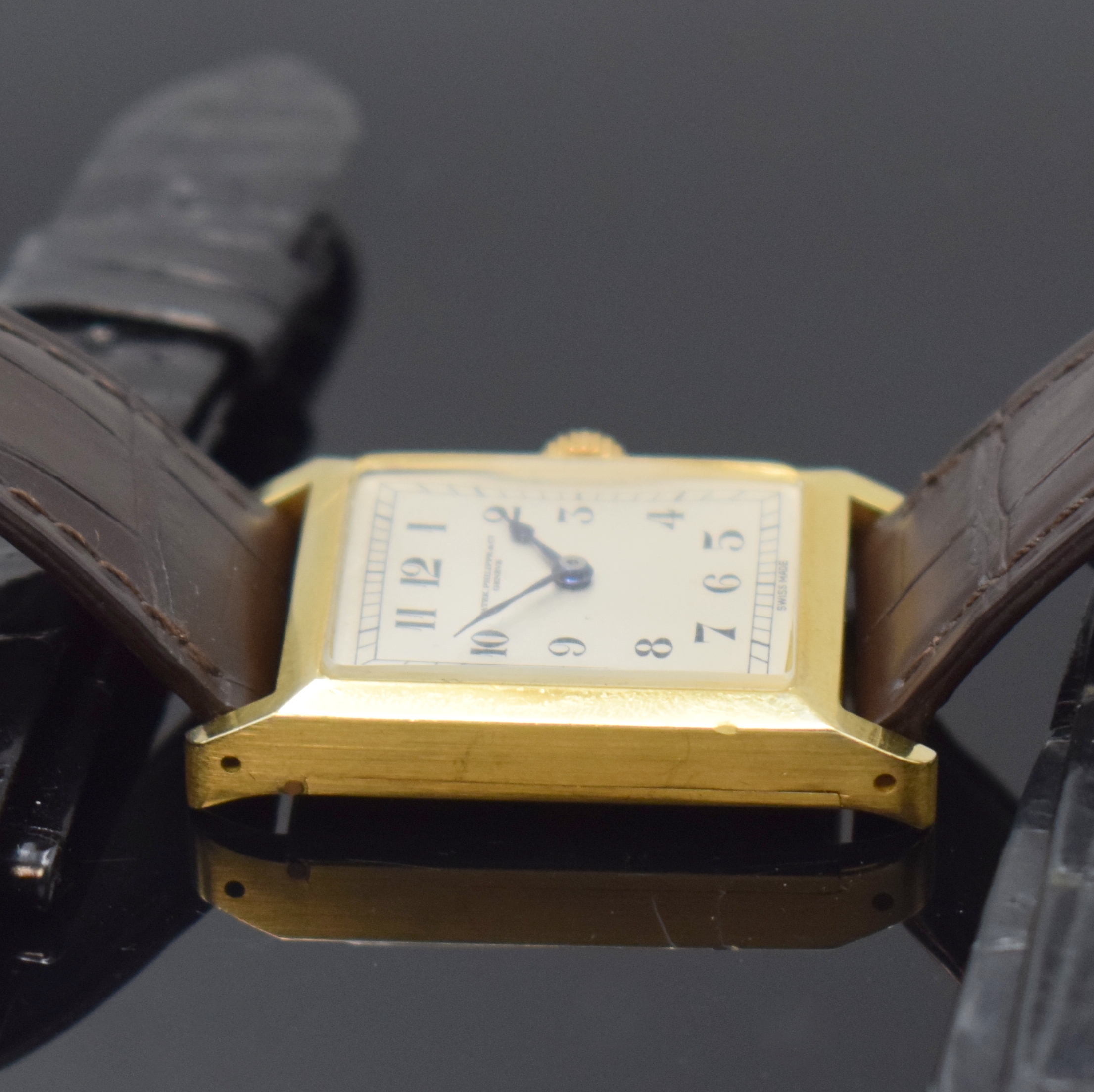 Detail d: PATEK PHILIPPE frühe rechteckige Armbanduhr in GG 750/000, Schweiz um 1920, 2-teil. Scharniergeh. l. dell., PPC Lederband m. PPC Dornschl. in GG ...