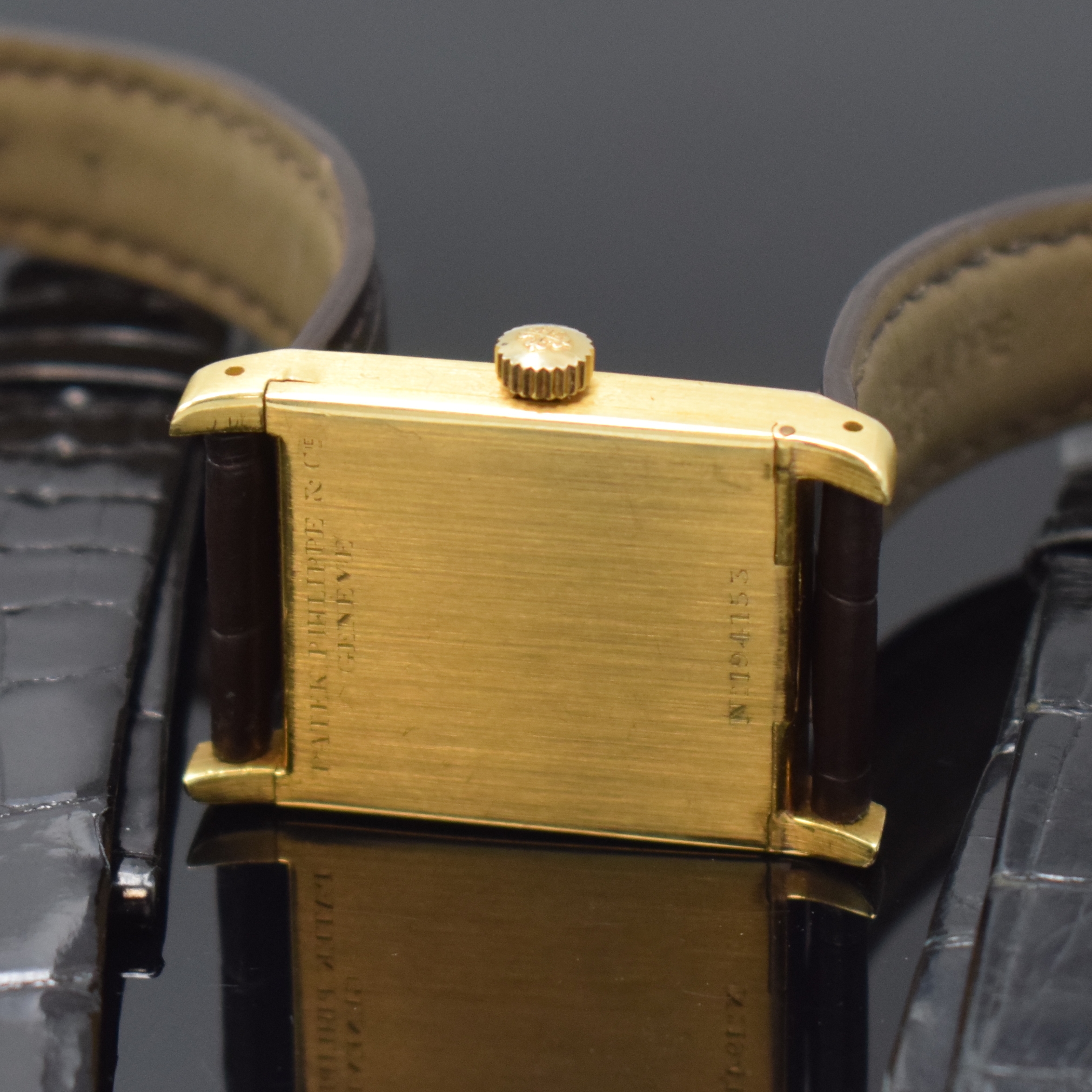 Detail e: PATEK PHILIPPE frühe rechteckige Armbanduhr in GG 750/000, Schweiz um 1920, 2-teil. Scharniergeh. l. dell., PPC Lederband m. PPC Dornschl. in GG ...