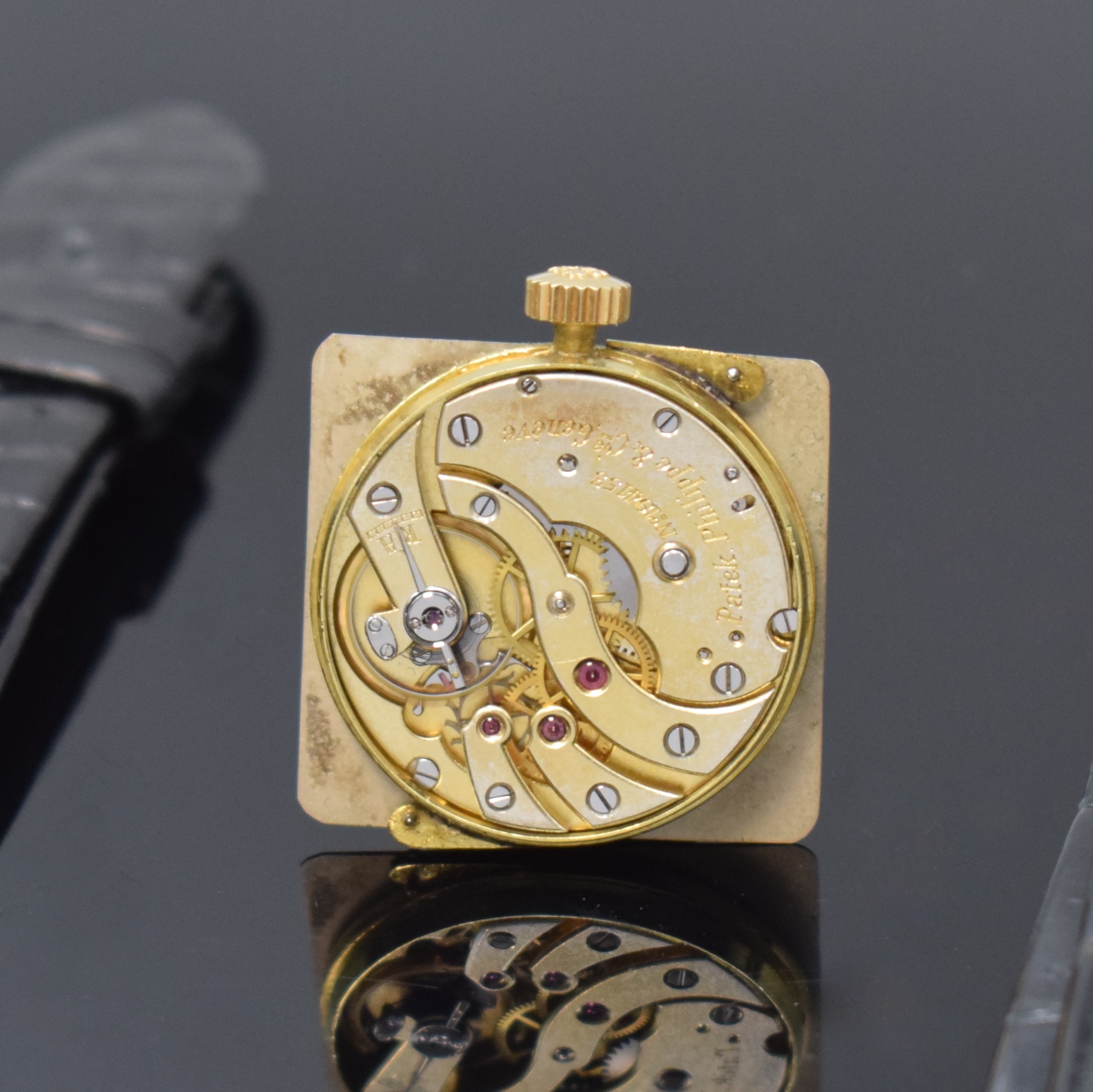 Detail f: PATEK PHILIPPE frühe rechteckige Armbanduhr in GG 750/000, Schweiz um 1920, 2-teil. Scharniergeh. l. dell., PPC Lederband m. PPC Dornschl. in GG ...