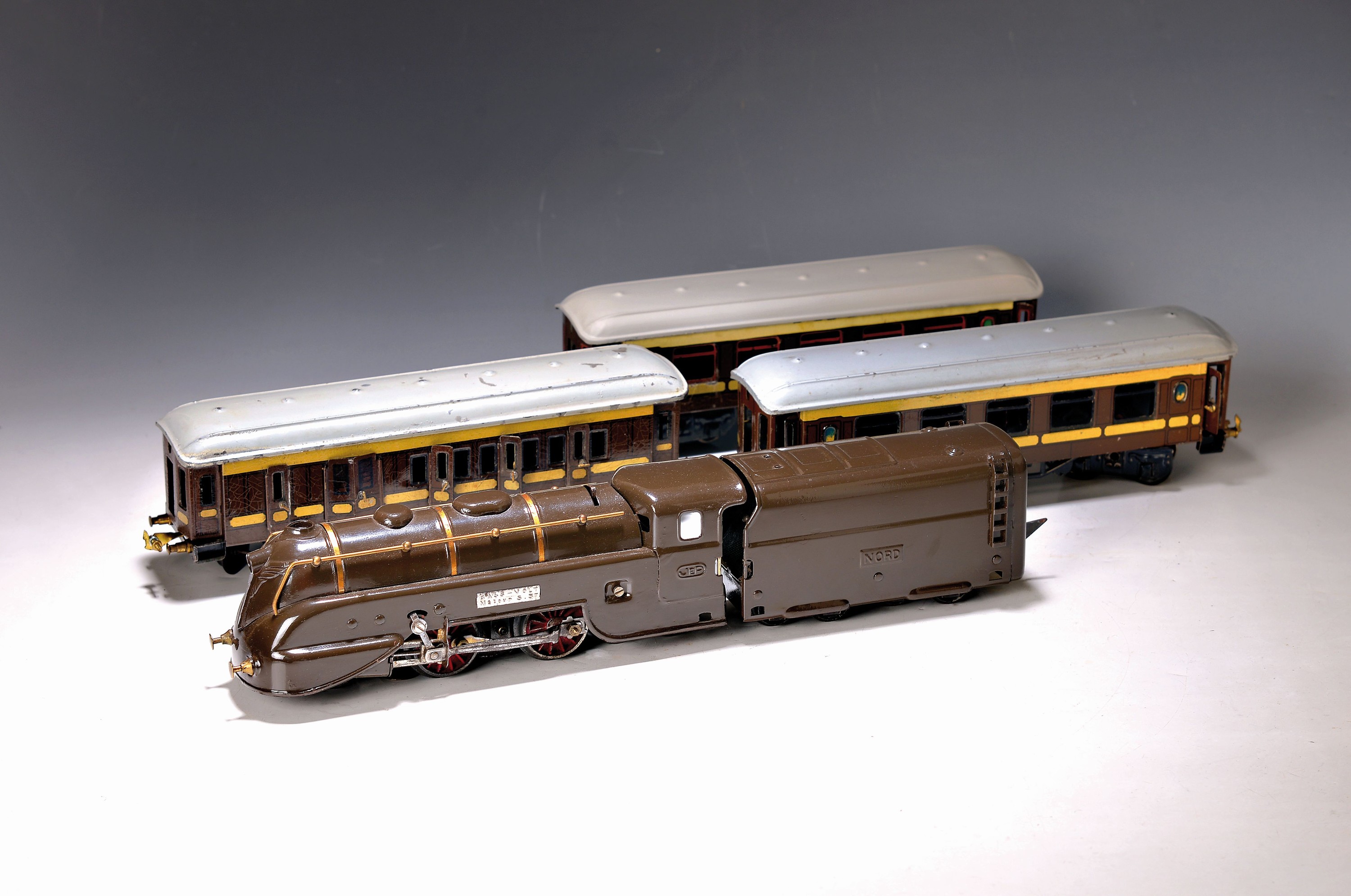 Modelleisenbahn Spur 0, Jouet de Paris (JEP), Frankreich, vor 1968, Stromlinien -Schlepptenderlok mit 3 Personenwägen, braun, partiell restauriert, ...