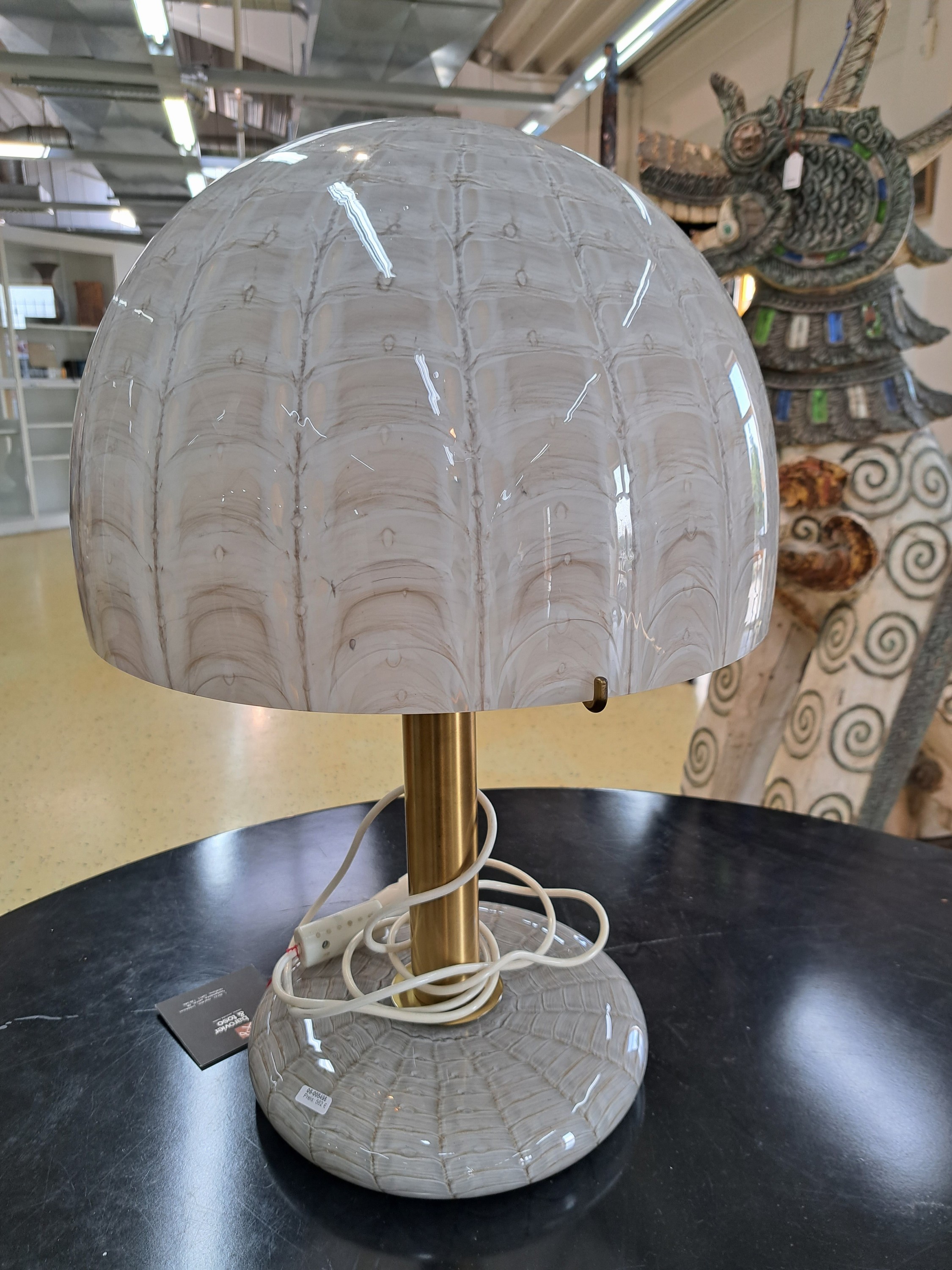 Detail d: Große Pilzlampe, Murano, Barovier & Toso, Modell 6000, großer Pilz mit beigefarbenen Einschmelzungen, Schirm und Fuß aus Glas, Messingmontur, eine ...