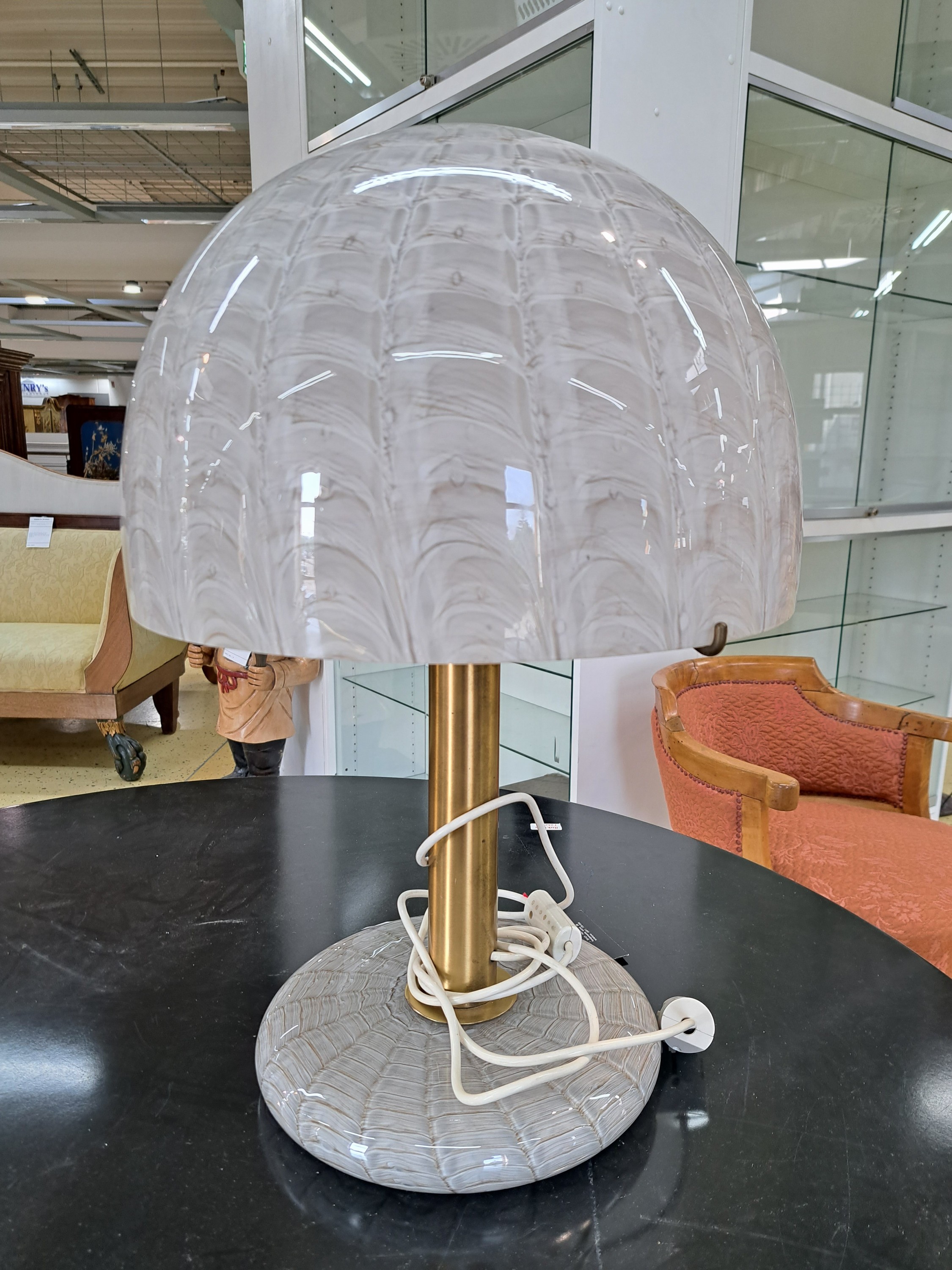 Detail e: Große Pilzlampe, Murano, Barovier & Toso, Modell 6000, großer Pilz mit beigefarbenen Einschmelzungen, Schirm und Fuß aus Glas, Messingmontur, eine ...