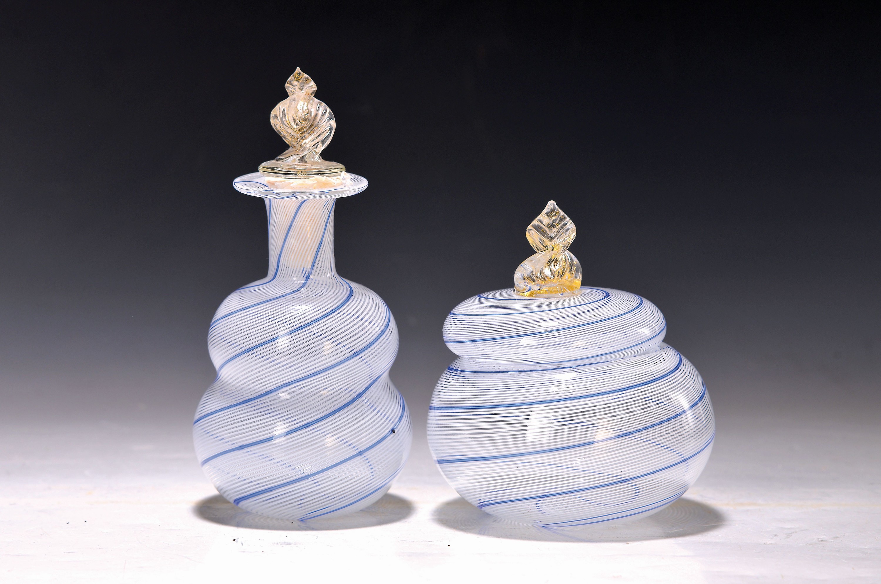 Deckeldose und Flakon, Murano, 2. Hälfte 20. Jh., farbloses Glas, mundgeblasen, eingeschmolzene blaue und weiße Glasfäden, Stöpsel bzw. ...