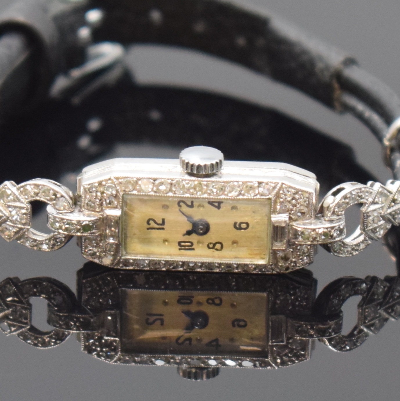 Detail a: Art-Deco Damenarmbanduhr mit Diamanten in Platin, Schweiz um 1920, Handaufzug, Scharniergeh., Lünette sowie Bandanstöße aufw. m. Diamanten bes., ...