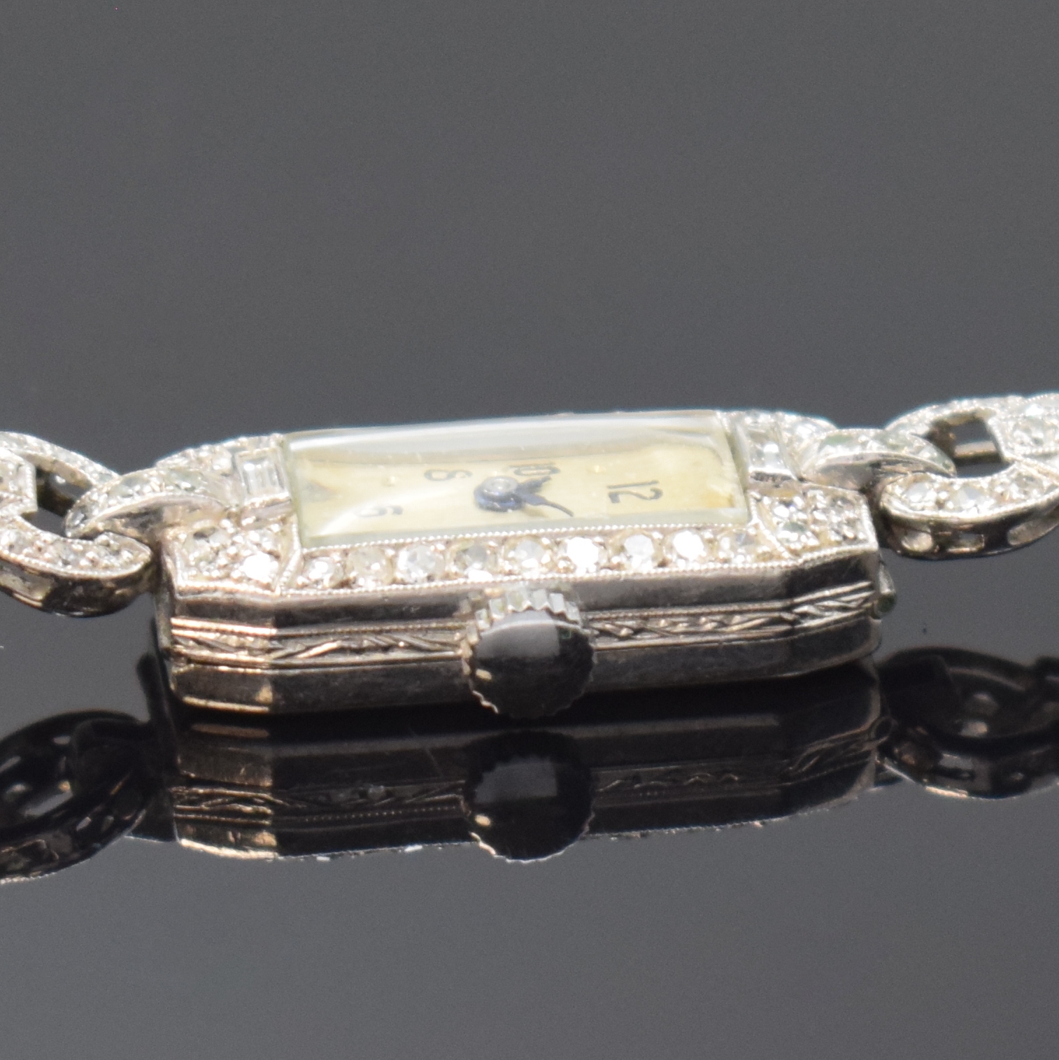 Detail b: Art-Deco Damenarmbanduhr mit Diamanten in Platin, Schweiz um 1920, Handaufzug, Scharniergeh., Lünette sowie Bandanstöße aufw. m. Diamanten bes., ...