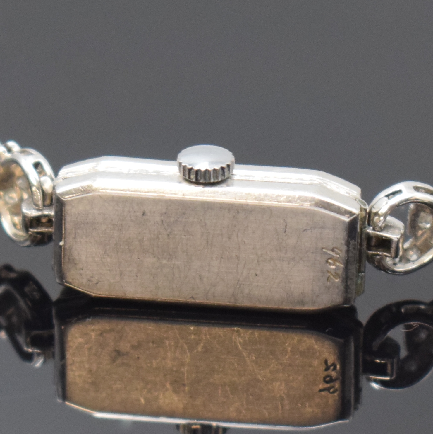 Detail d: Art-Deco Damenarmbanduhr mit Diamanten in Platin, Schweiz um 1920, Handaufzug, Scharniergeh., Lünette sowie Bandanstöße aufw. m. Diamanten bes., ...