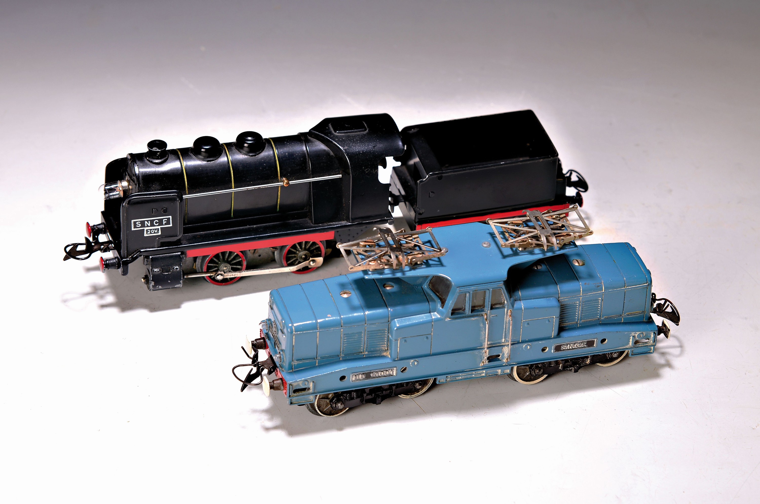 2 Modelleisenbahnen Spur 0, Hornby, Meccano Paris, 2.Hälfte 20.Jh., 1950/60er-Jahre, S.N.C.F, TZB-Elektrolokomotive BB 13001 in blau; ...